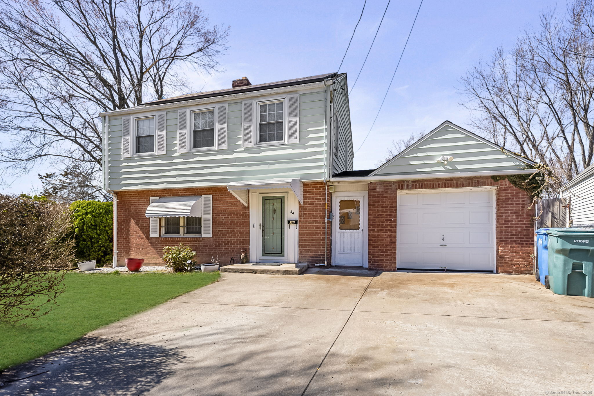 34 Prospect Lane, Hamden, Connecticut - 3 Bedrooms  
1 Bathrooms  
6 Rooms - 