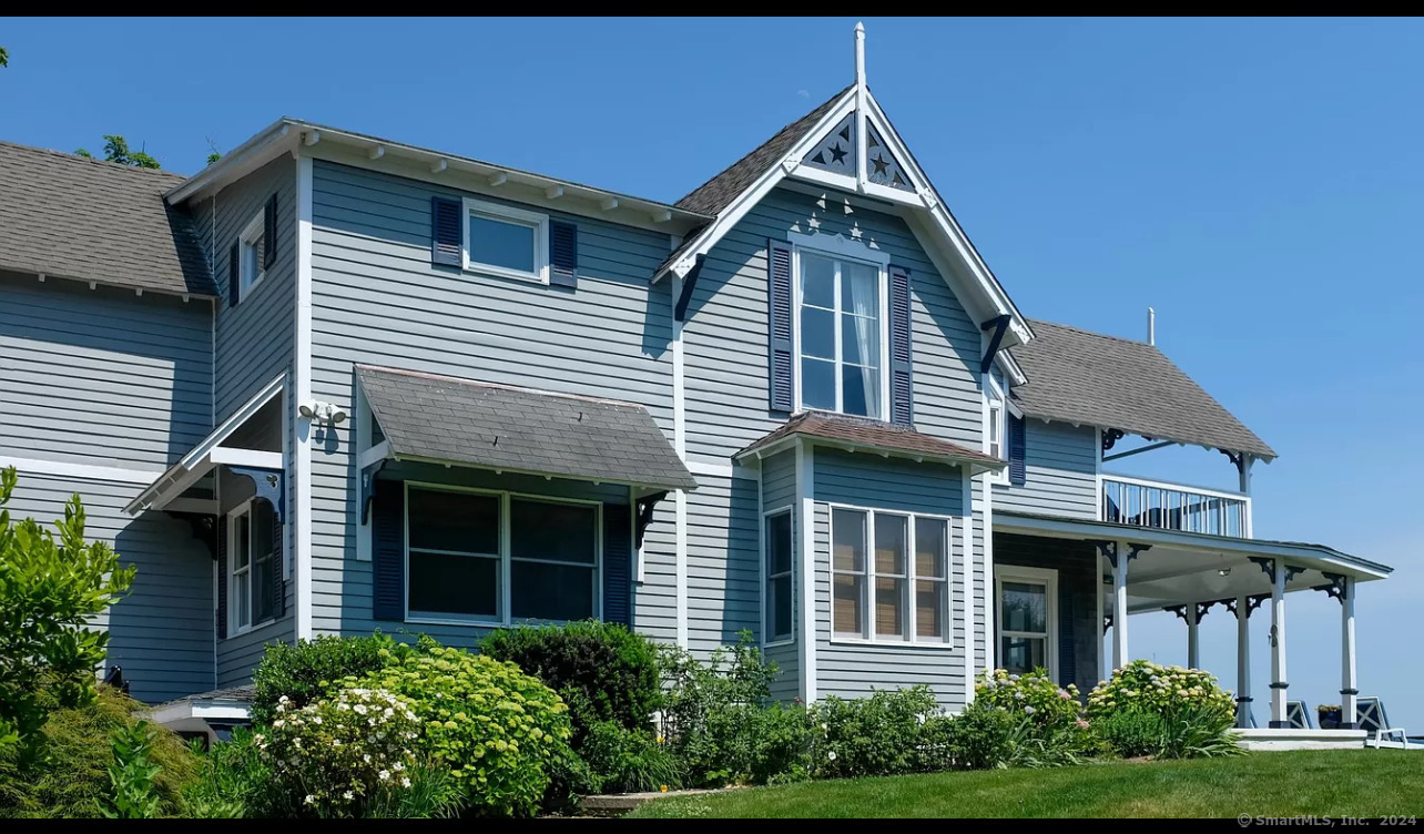 Linden Avenue, Branford, Connecticut - 5 Bedrooms  
4 Bathrooms  
10 Rooms - 