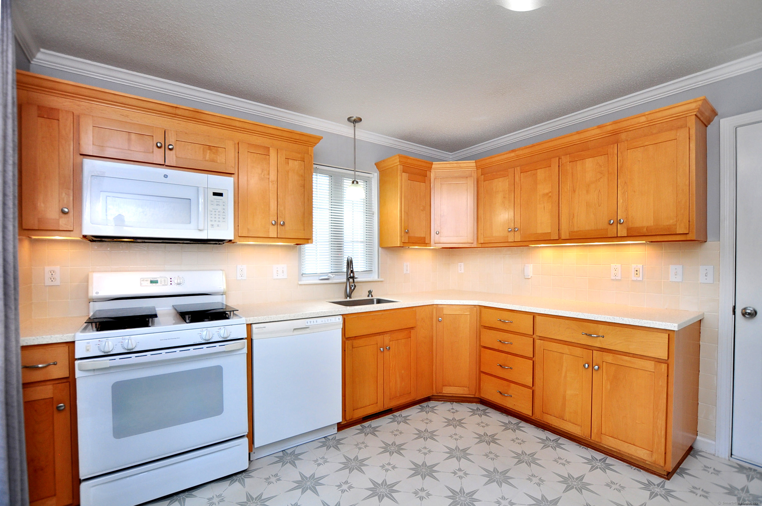 Canton, Connecticut 06019, United States, 2 Bedrooms Bedrooms, ,2 BathroomsBathrooms,Residential,Pending,188903