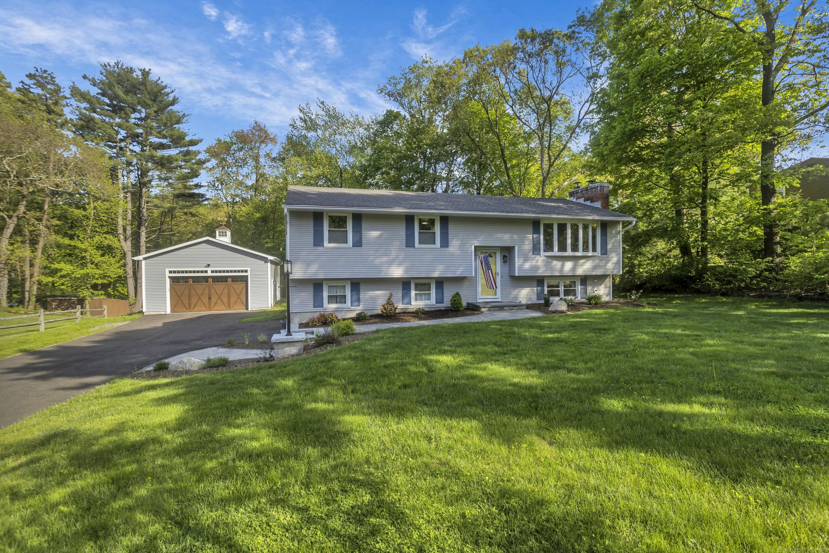 Glen Hollow Drive, Farmington, Connecticut - 3 Bedrooms  
3 Bathrooms  
6 Rooms - 