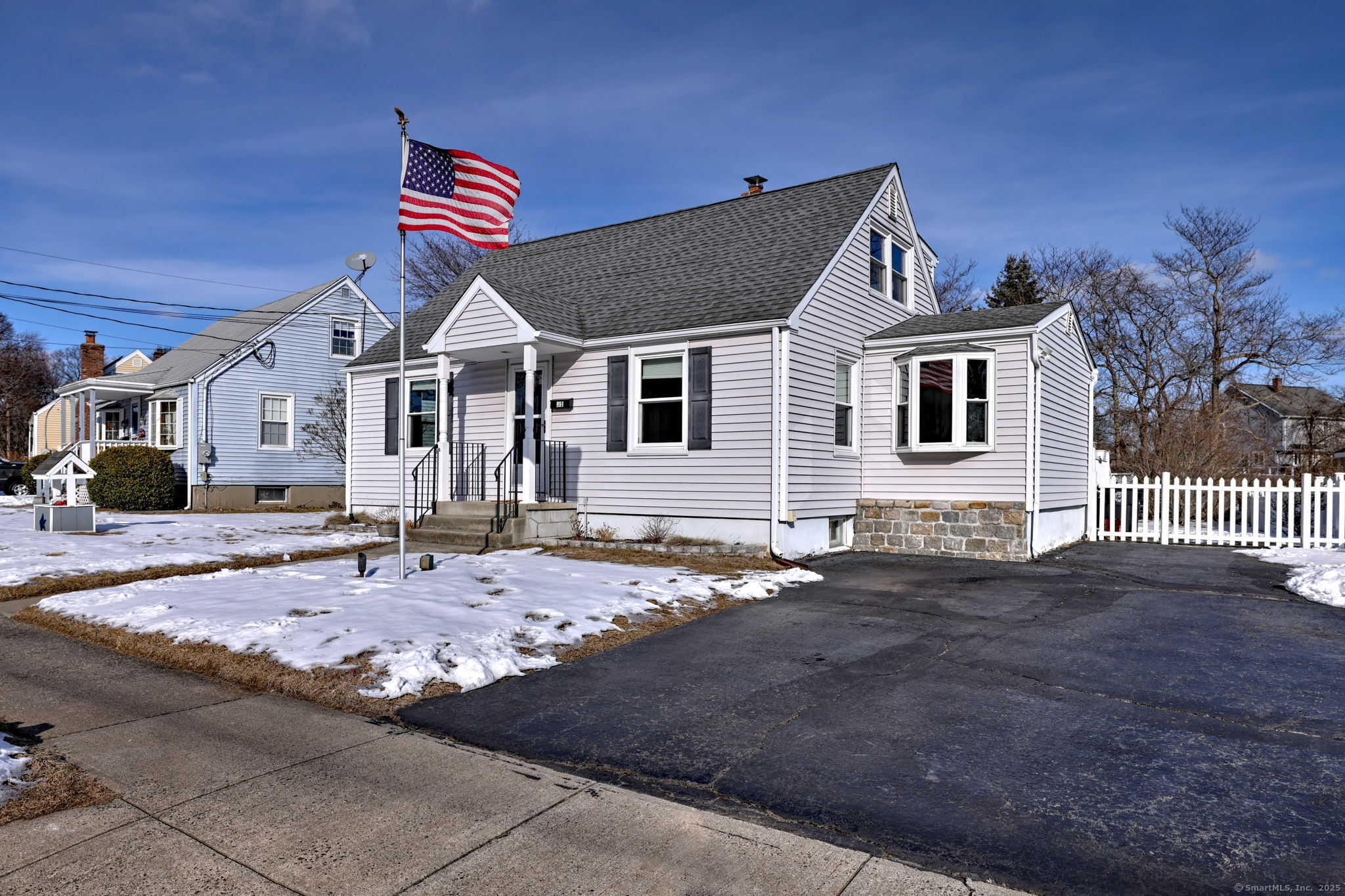 Harkness Drive, Milford, Connecticut - 3 Bedrooms  
2 Bathrooms  
6 Rooms - 