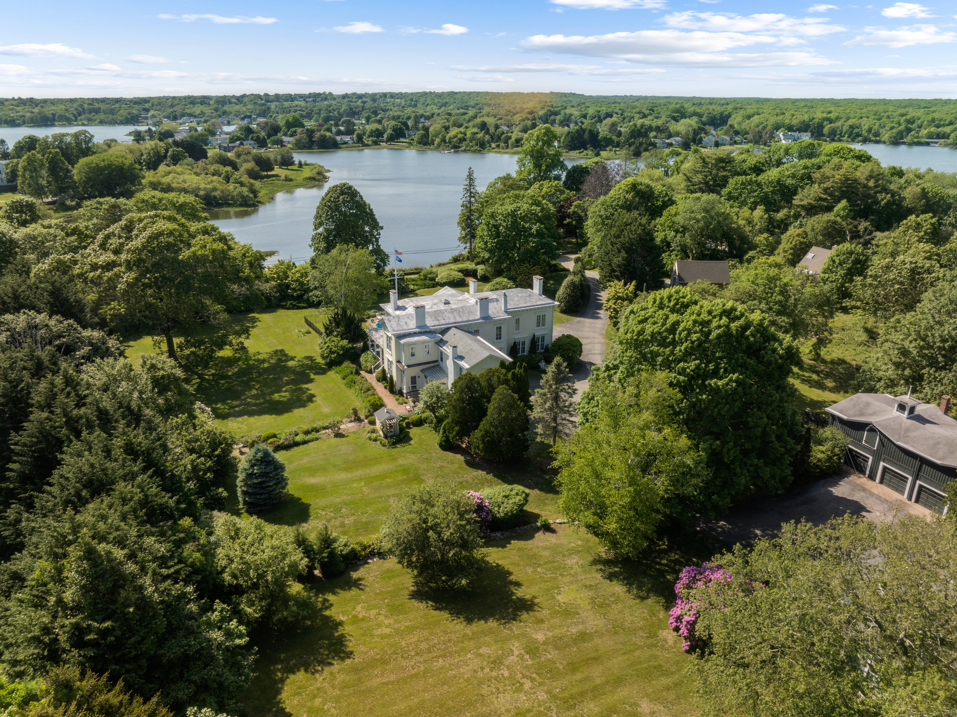 N Main Street, Stonington, Connecticut - 7 Bedrooms  
6.5 Bathrooms  
16 Rooms - 