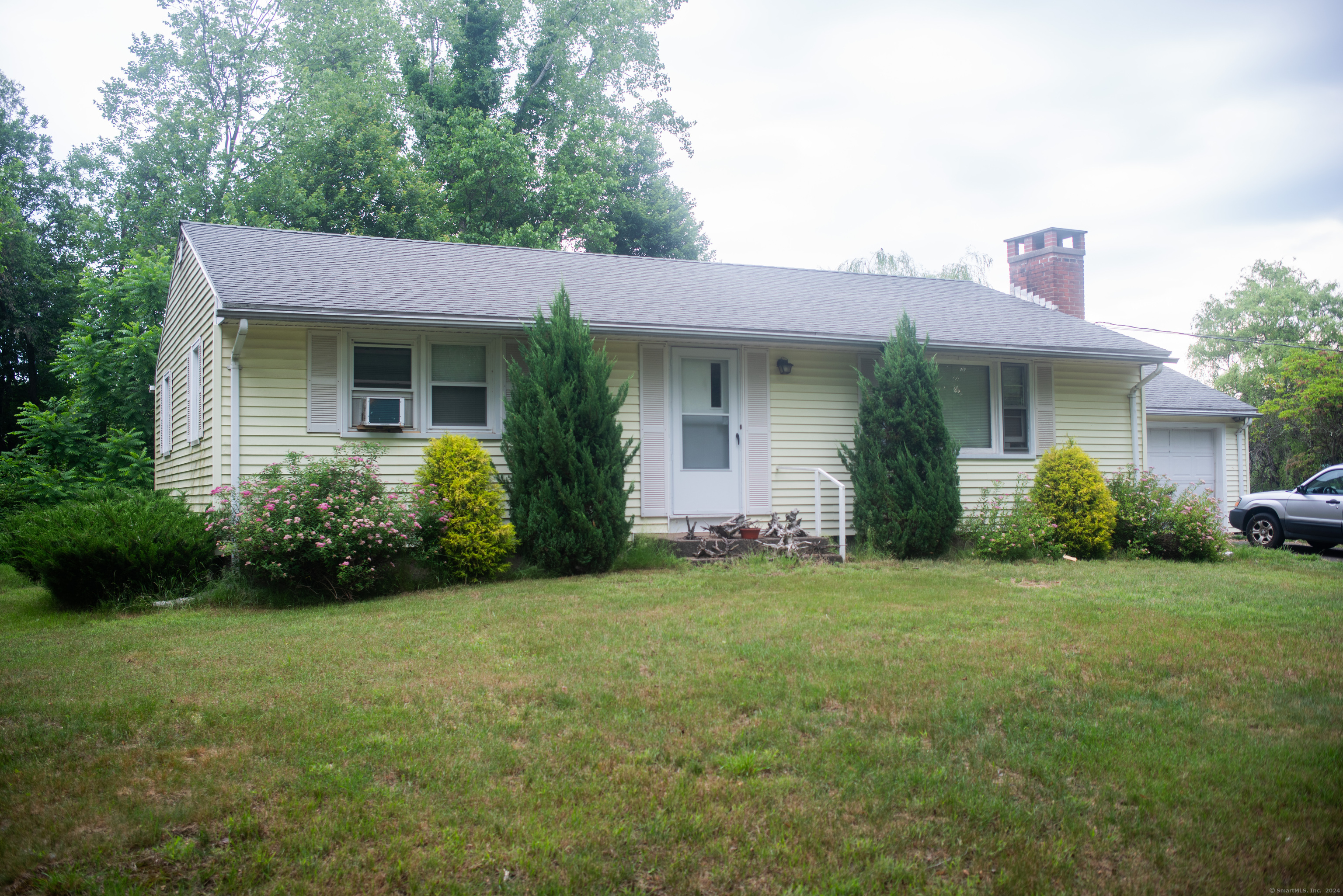 Property for Sale at 1390 River Boulevard, Suffield, Connecticut - Bedrooms: 3 
Bathrooms: 1 
Rooms: 5  - $329,900