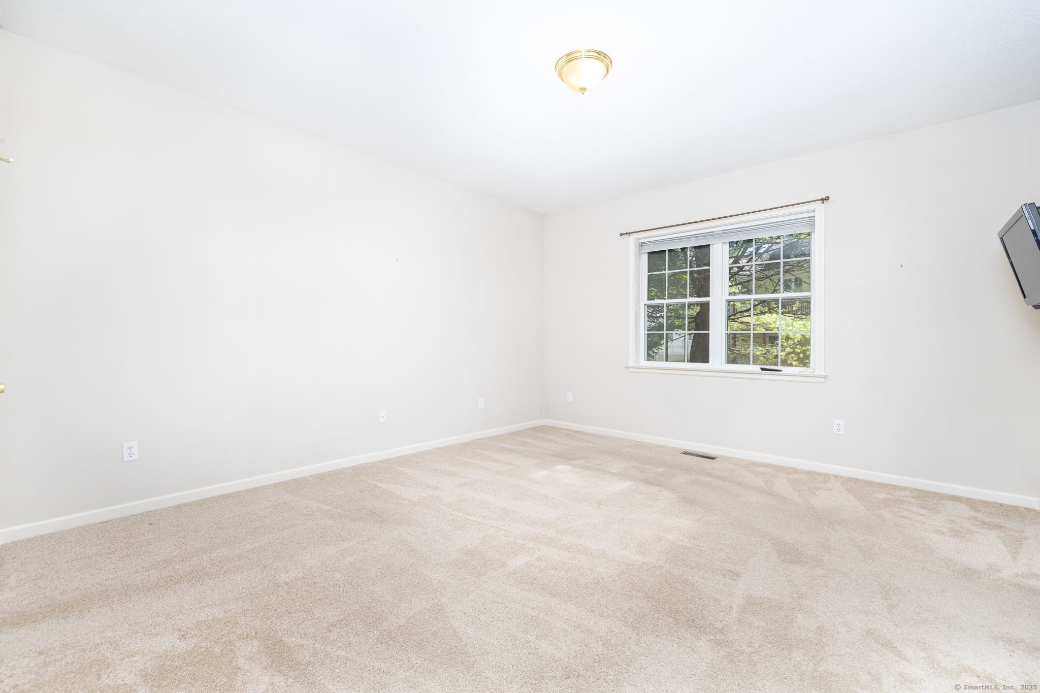 Simsbury, Connecticut 06070, United States, 2 Bedrooms Bedrooms, ,3 BathroomsBathrooms,Residential,Pending,211286