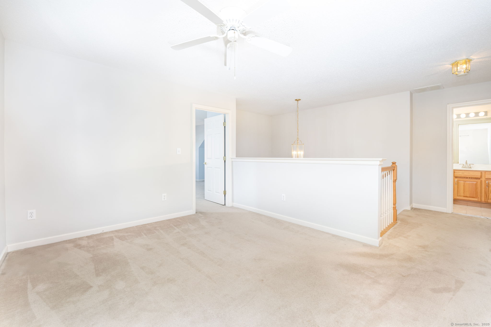 Simsbury, Connecticut 06070, United States, 2 Bedrooms Bedrooms, ,3 BathroomsBathrooms,Residential,Pending,211286