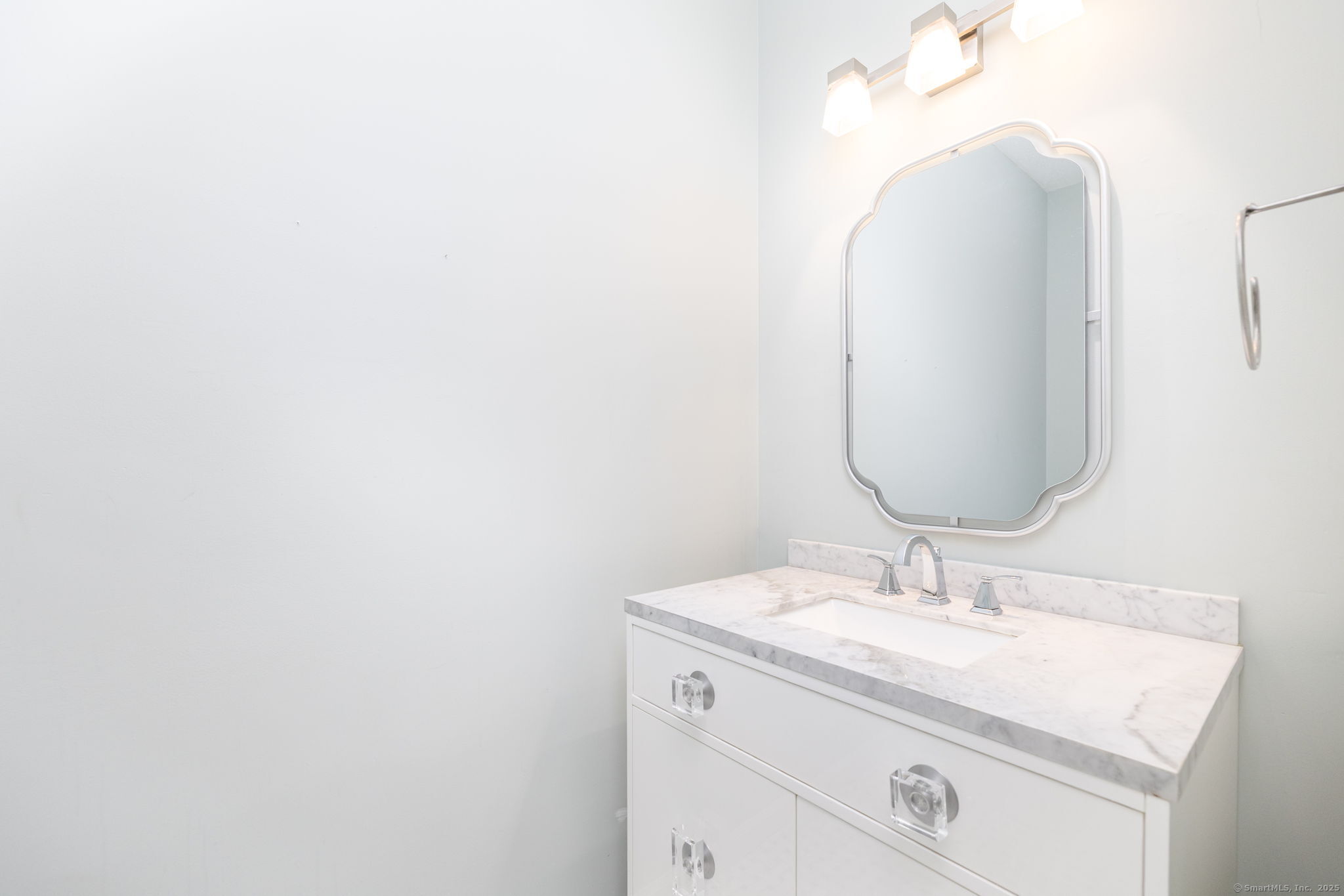 Simsbury, Connecticut 06070, United States, 2 Bedrooms Bedrooms, ,3 BathroomsBathrooms,Residential,Pending,211286