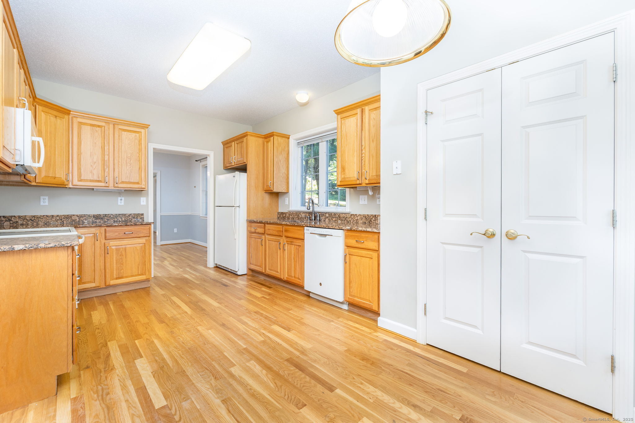 Simsbury, Connecticut 06070, United States, 2 Bedrooms Bedrooms, ,3 BathroomsBathrooms,Residential,Pending,211286