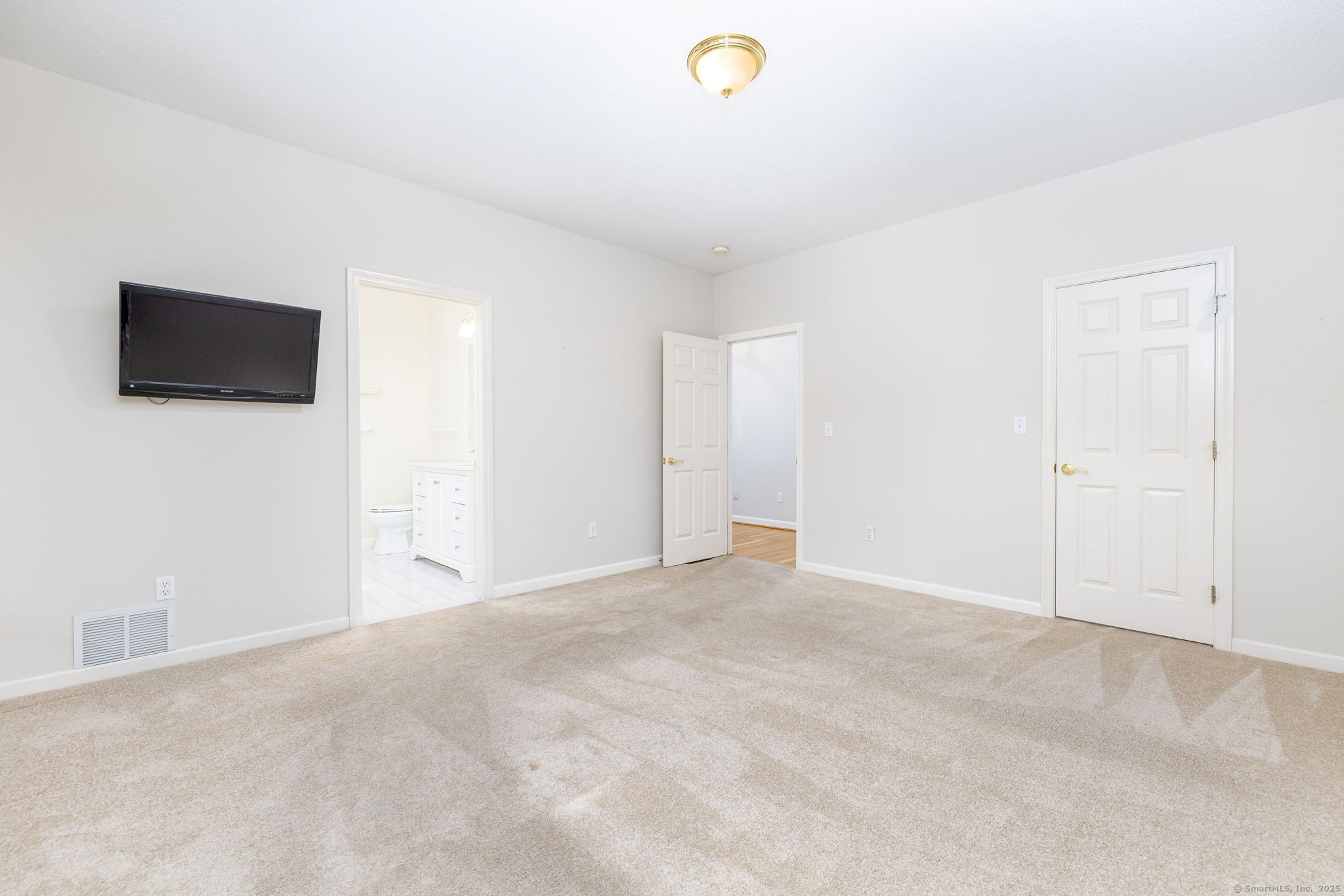 Simsbury, Connecticut 06070, United States, 2 Bedrooms Bedrooms, ,3 BathroomsBathrooms,Residential,Pending,211286