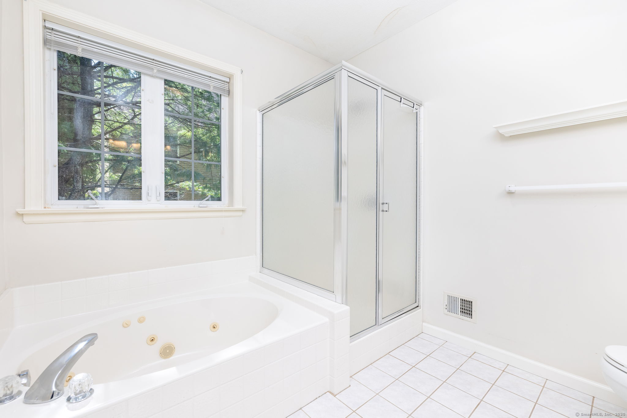 Simsbury, Connecticut 06070, United States, 2 Bedrooms Bedrooms, ,3 BathroomsBathrooms,Residential,Pending,211286