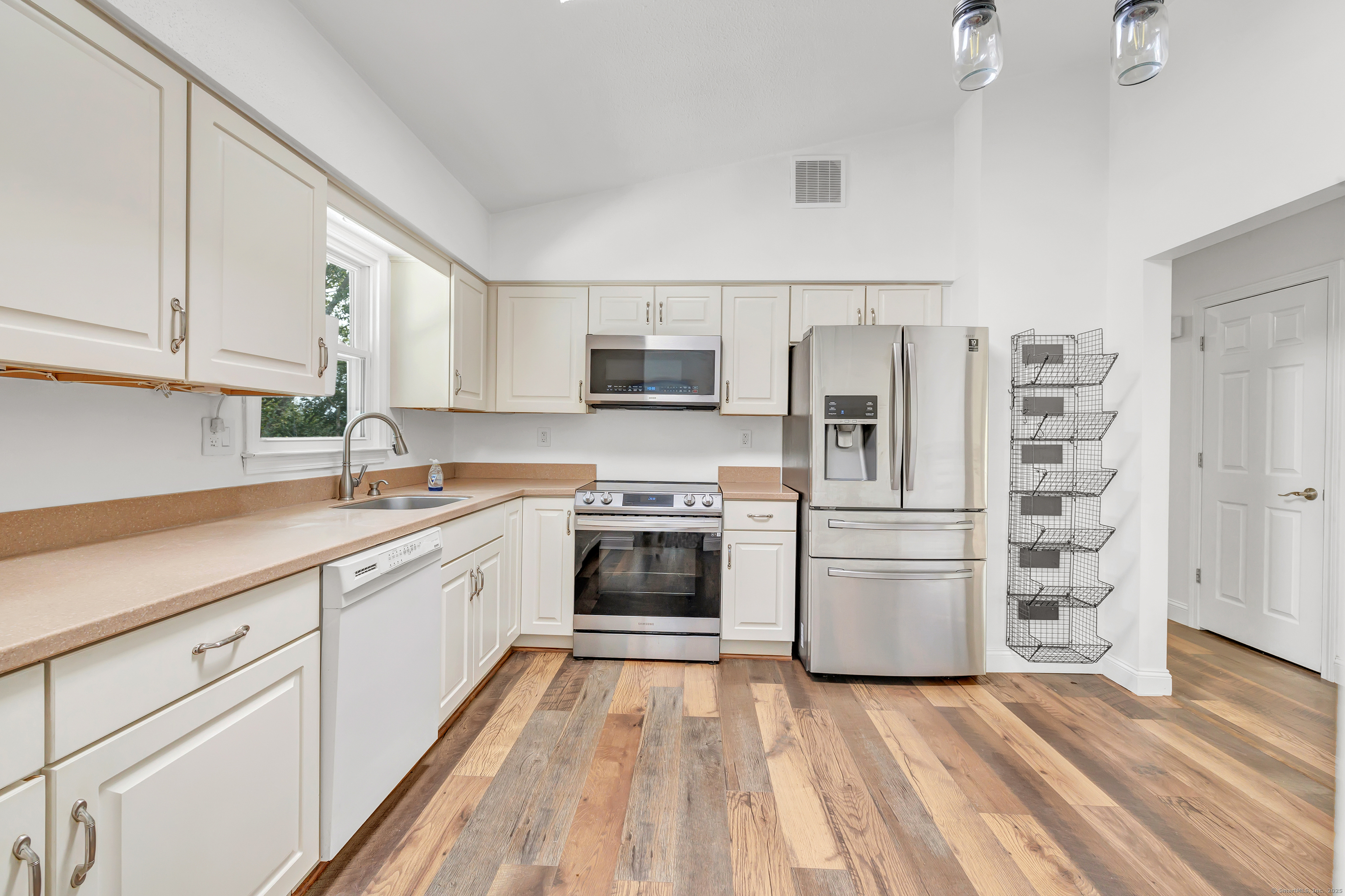 Shelton, Connecticut 06484, United States, 3 Bedrooms Bedrooms, ,2 BathroomsBathrooms,Residential,Pending,211479