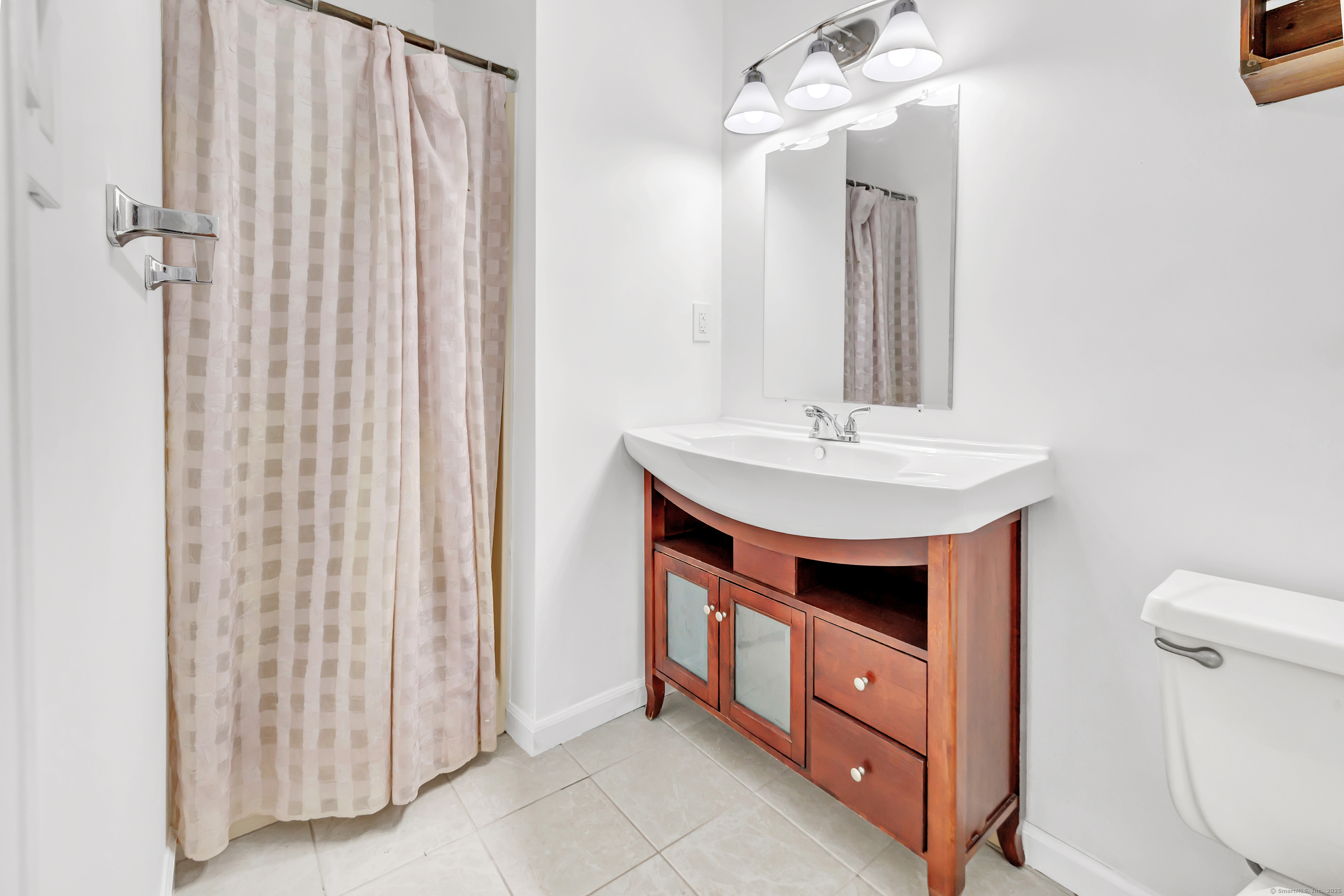 Shelton, Connecticut 06484, United States, 3 Bedrooms Bedrooms, ,2 BathroomsBathrooms,Residential,Pending,211479