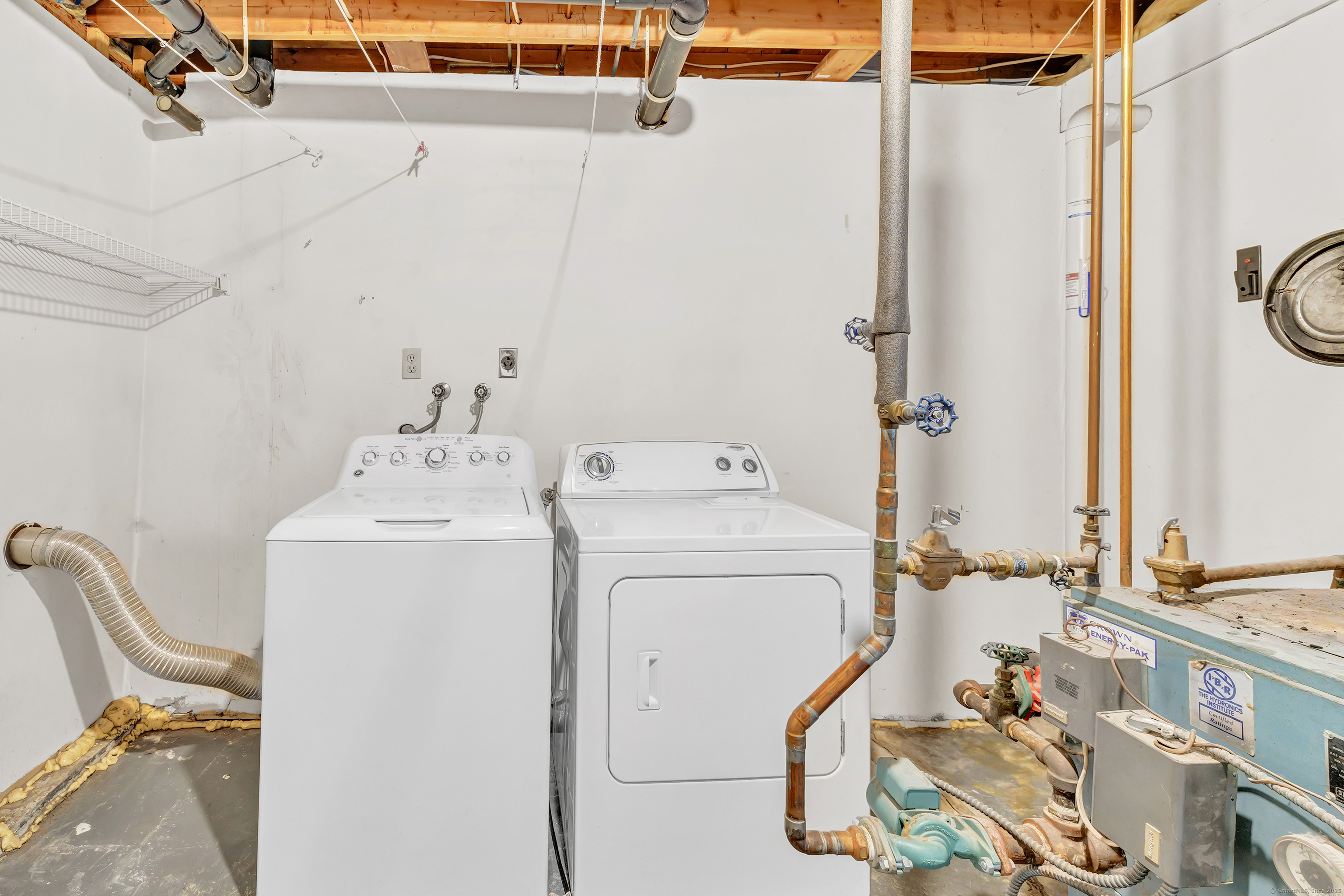 Shelton, Connecticut 06484, United States, 3 Bedrooms Bedrooms, ,2 BathroomsBathrooms,Residential,Pending,211479