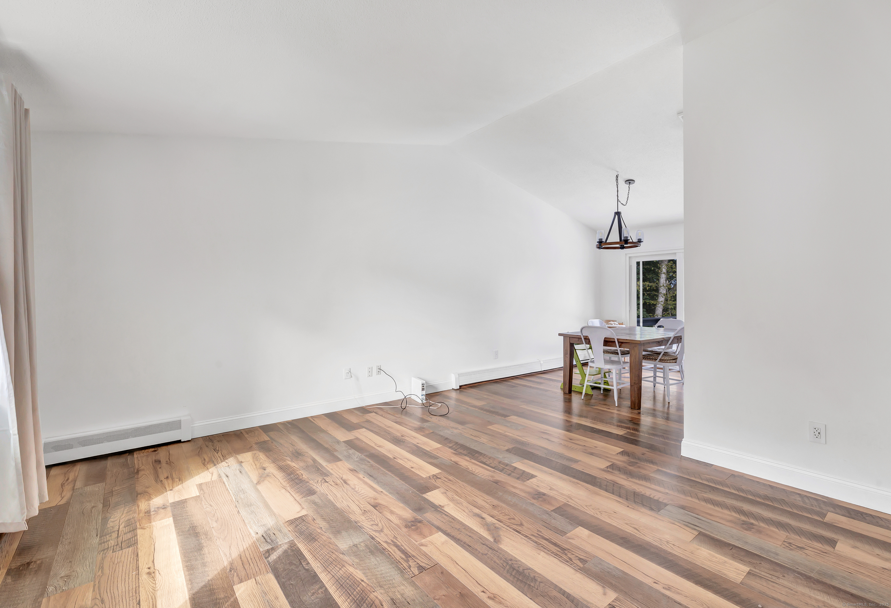 Shelton, Connecticut 06484, United States, 3 Bedrooms Bedrooms, ,2 BathroomsBathrooms,Residential,Pending,211479