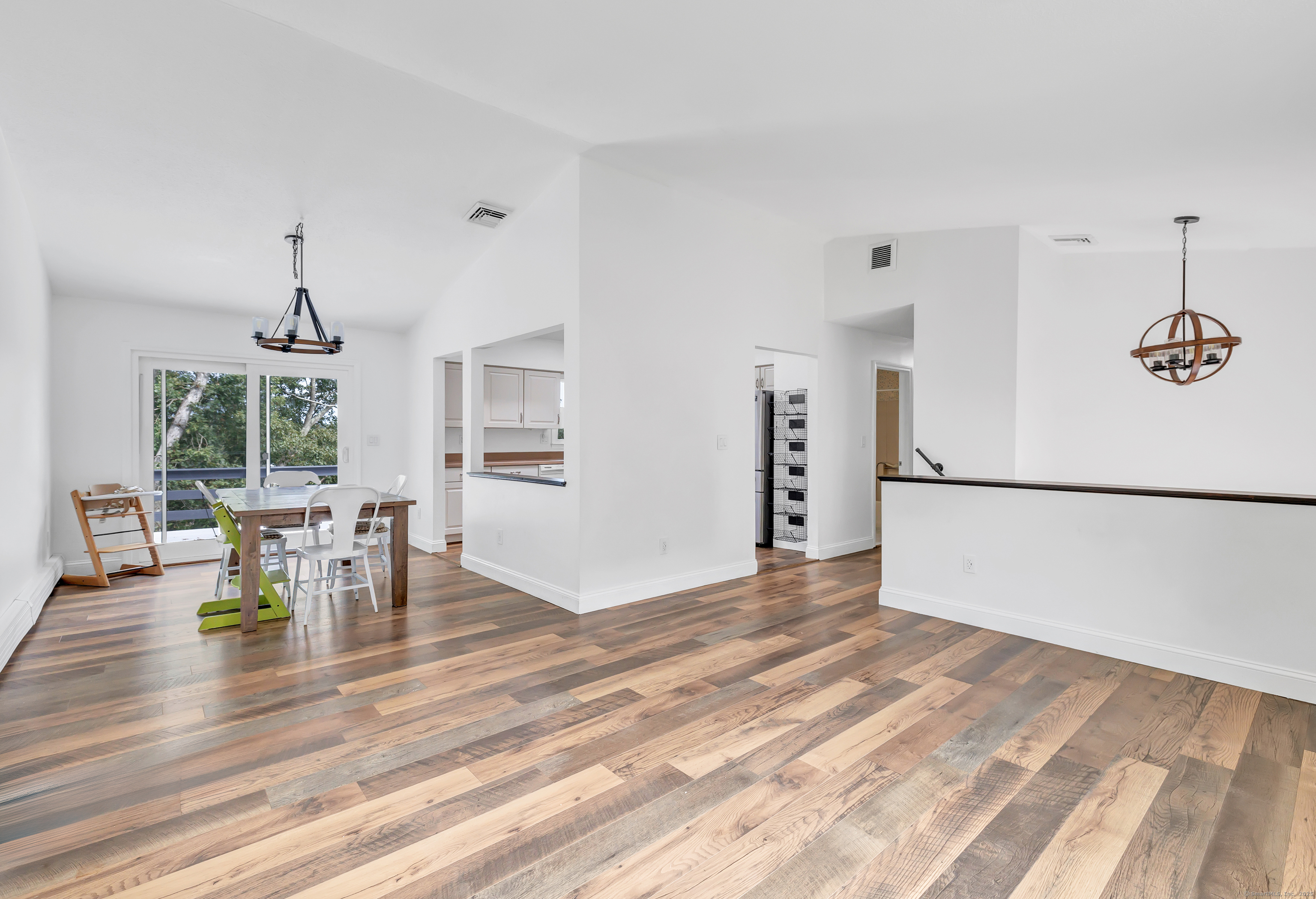 Shelton, Connecticut 06484, United States, 3 Bedrooms Bedrooms, ,2 BathroomsBathrooms,Residential,Pending,211479