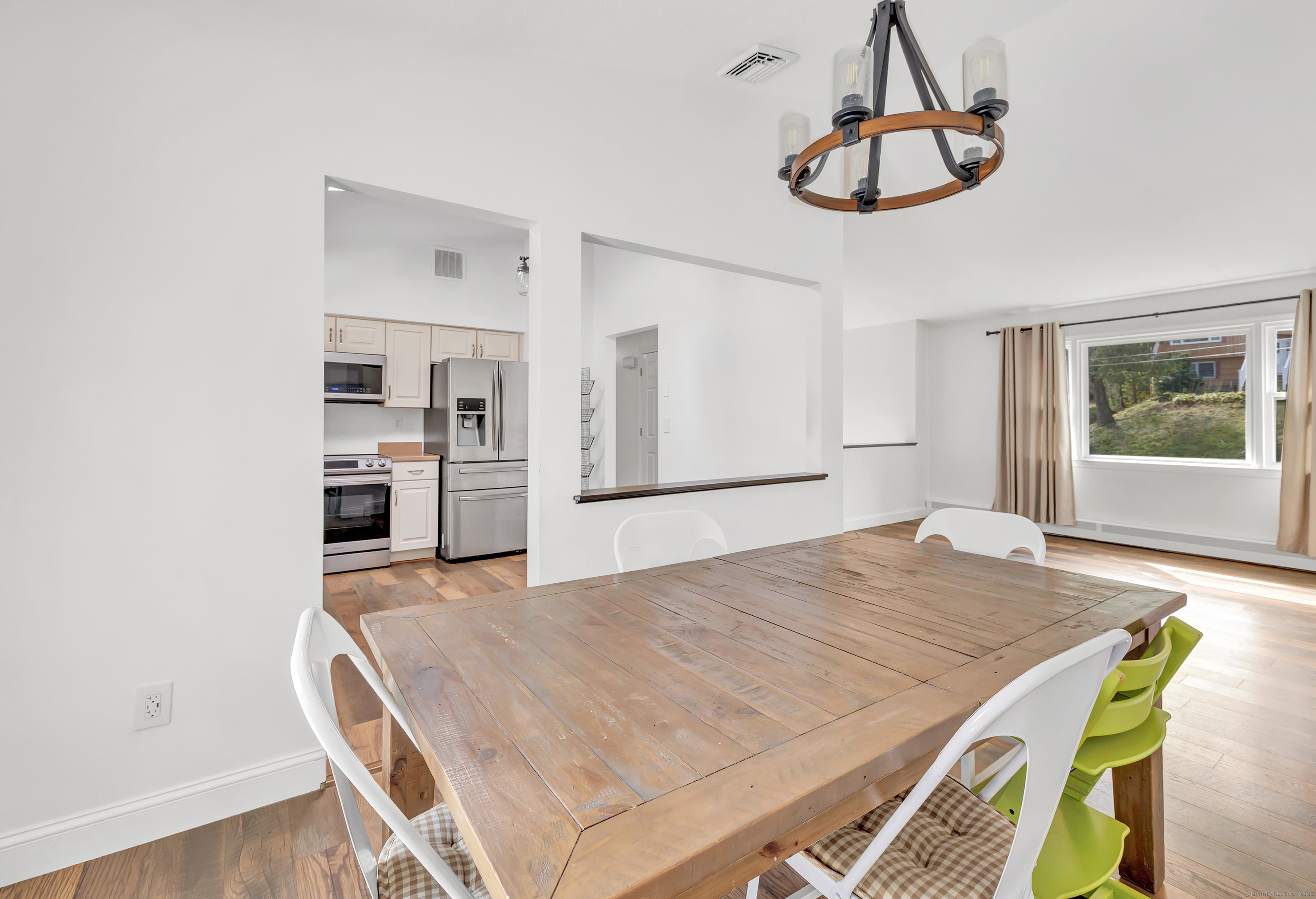 Shelton, Connecticut 06484, United States, 3 Bedrooms Bedrooms, ,2 BathroomsBathrooms,Residential,Pending,211479