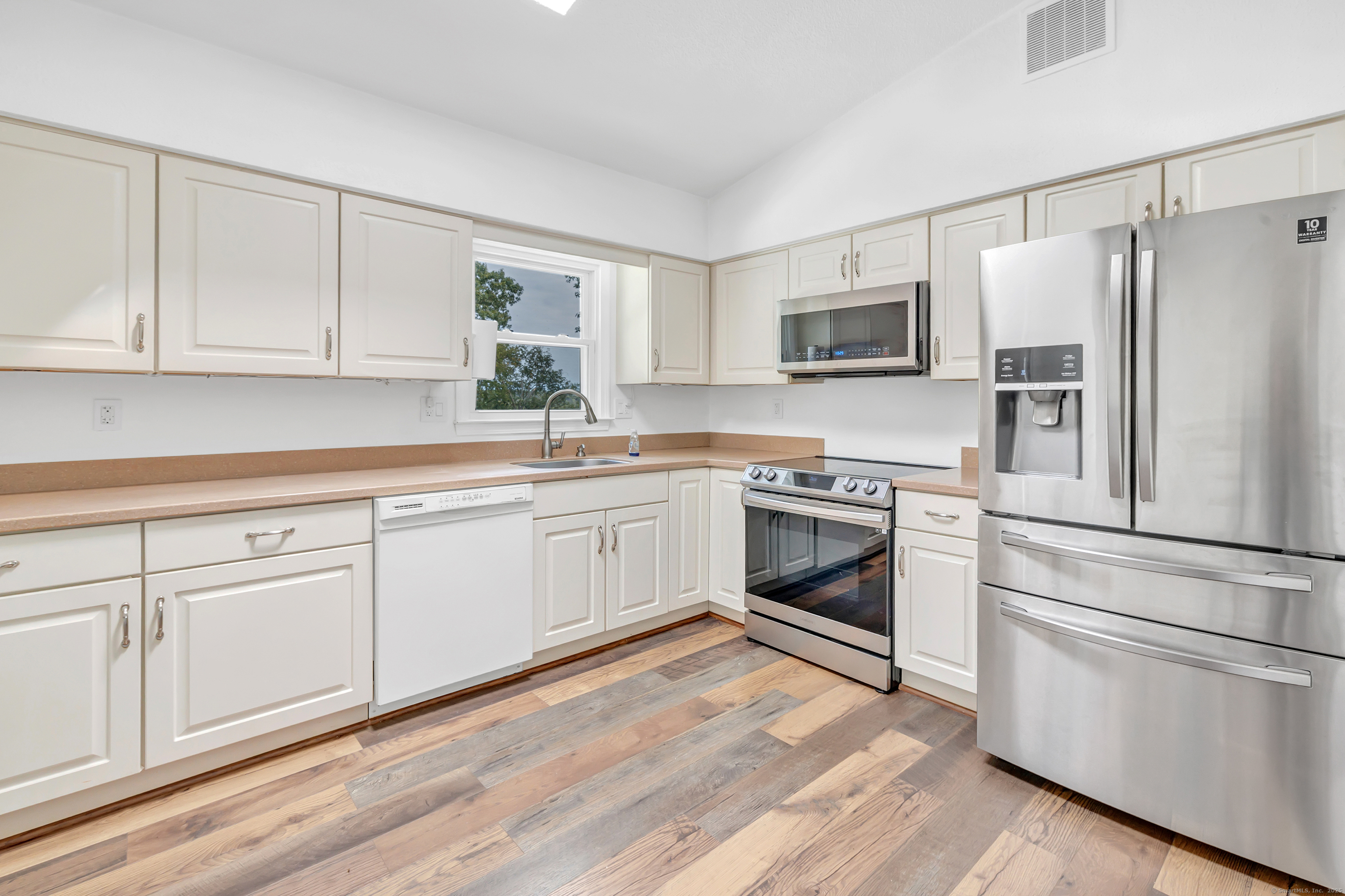 Shelton, Connecticut 06484, United States, 3 Bedrooms Bedrooms, ,2 BathroomsBathrooms,Residential,Pending,211479