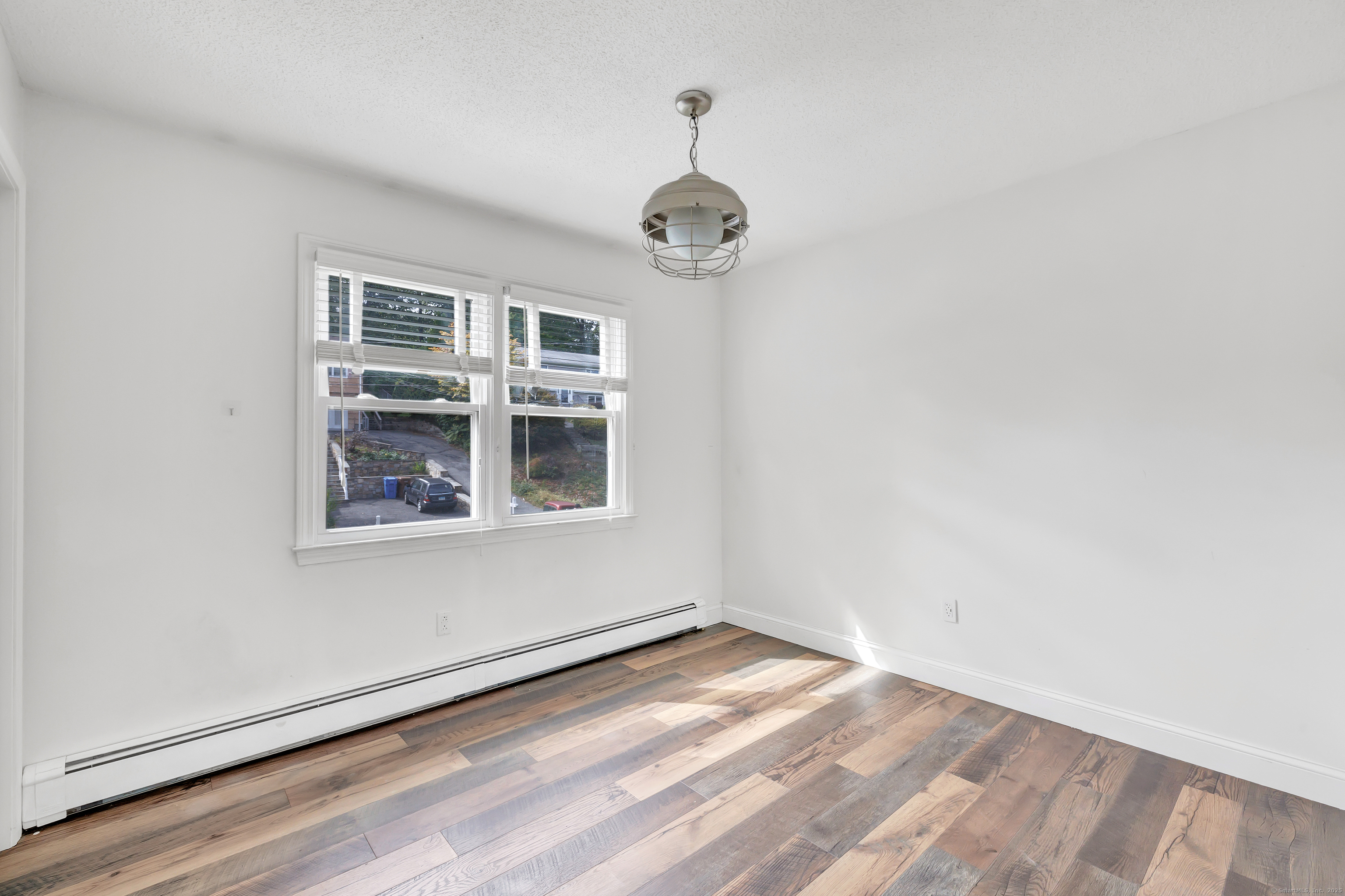 Shelton, Connecticut 06484, United States, 3 Bedrooms Bedrooms, ,2 BathroomsBathrooms,Residential,Pending,211479