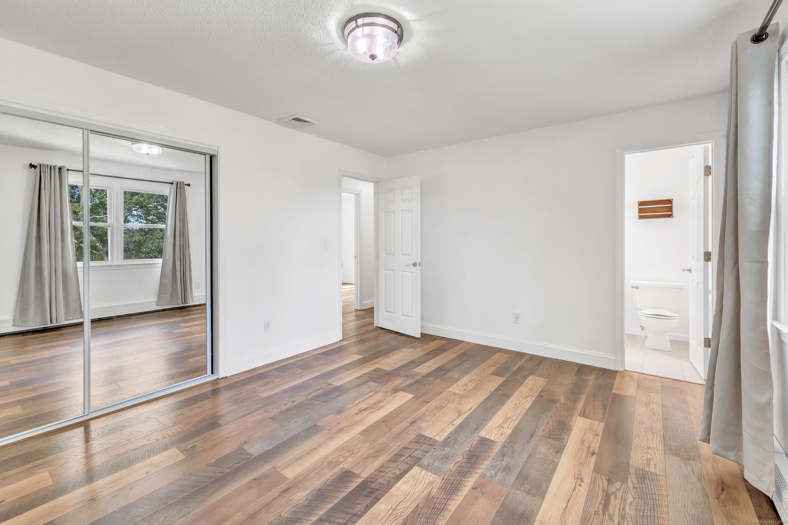 Shelton, Connecticut 06484, United States, 3 Bedrooms Bedrooms, ,2 BathroomsBathrooms,Residential,Pending,211479