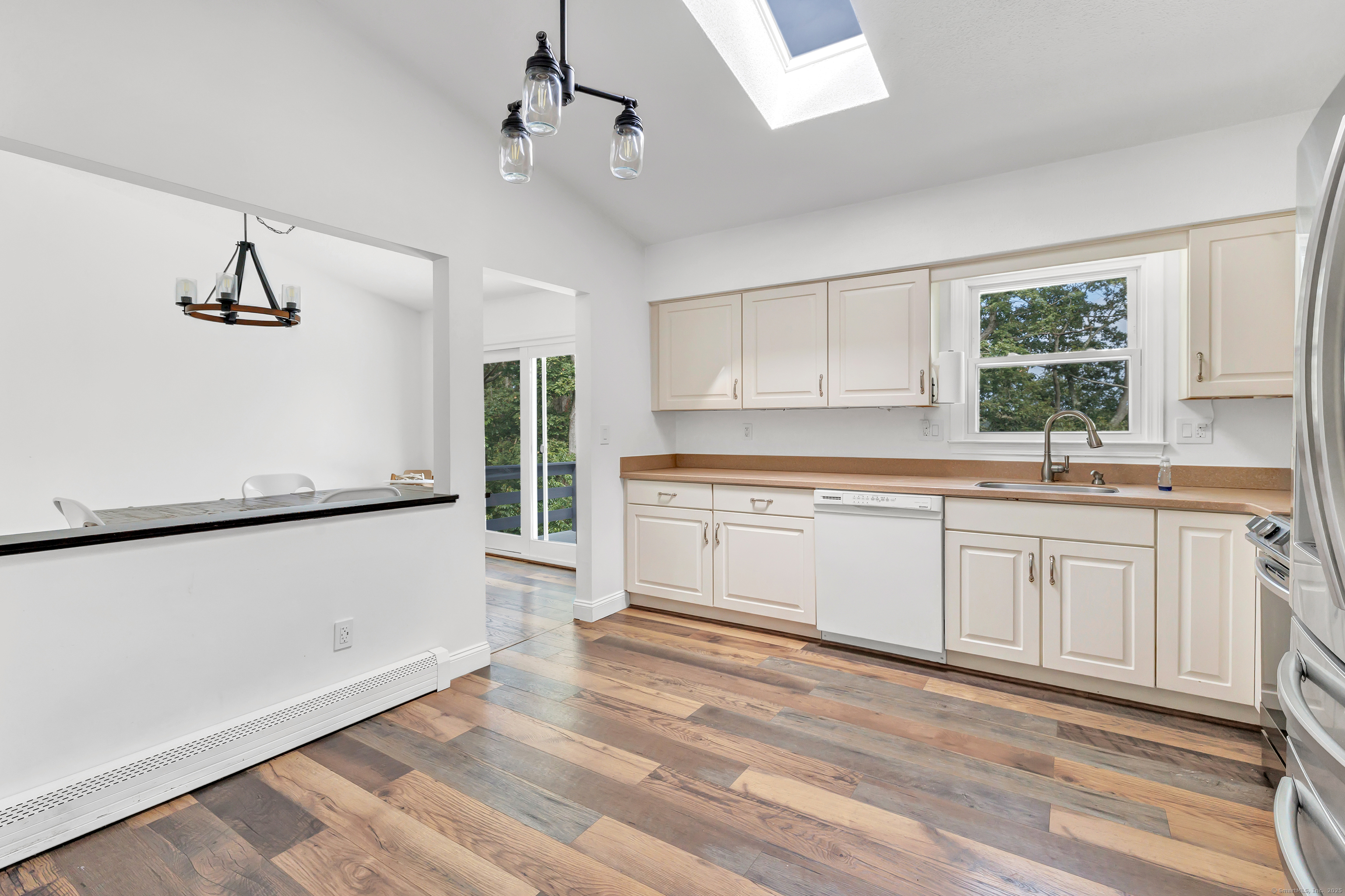 Shelton, Connecticut 06484, United States, 3 Bedrooms Bedrooms, ,2 BathroomsBathrooms,Residential,Pending,211479