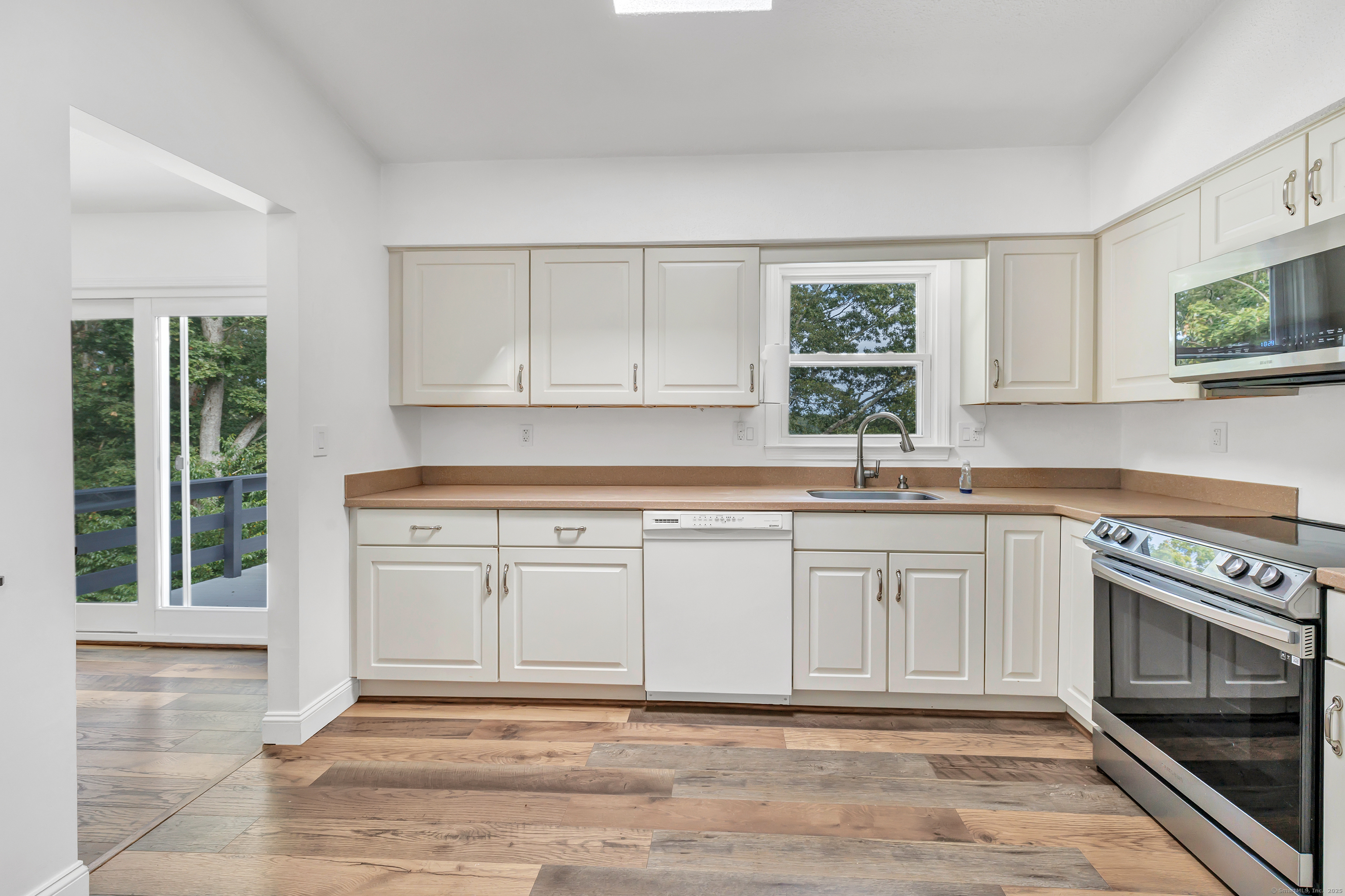 Shelton, Connecticut 06484, United States, 3 Bedrooms Bedrooms, ,2 BathroomsBathrooms,Residential,Pending,211479