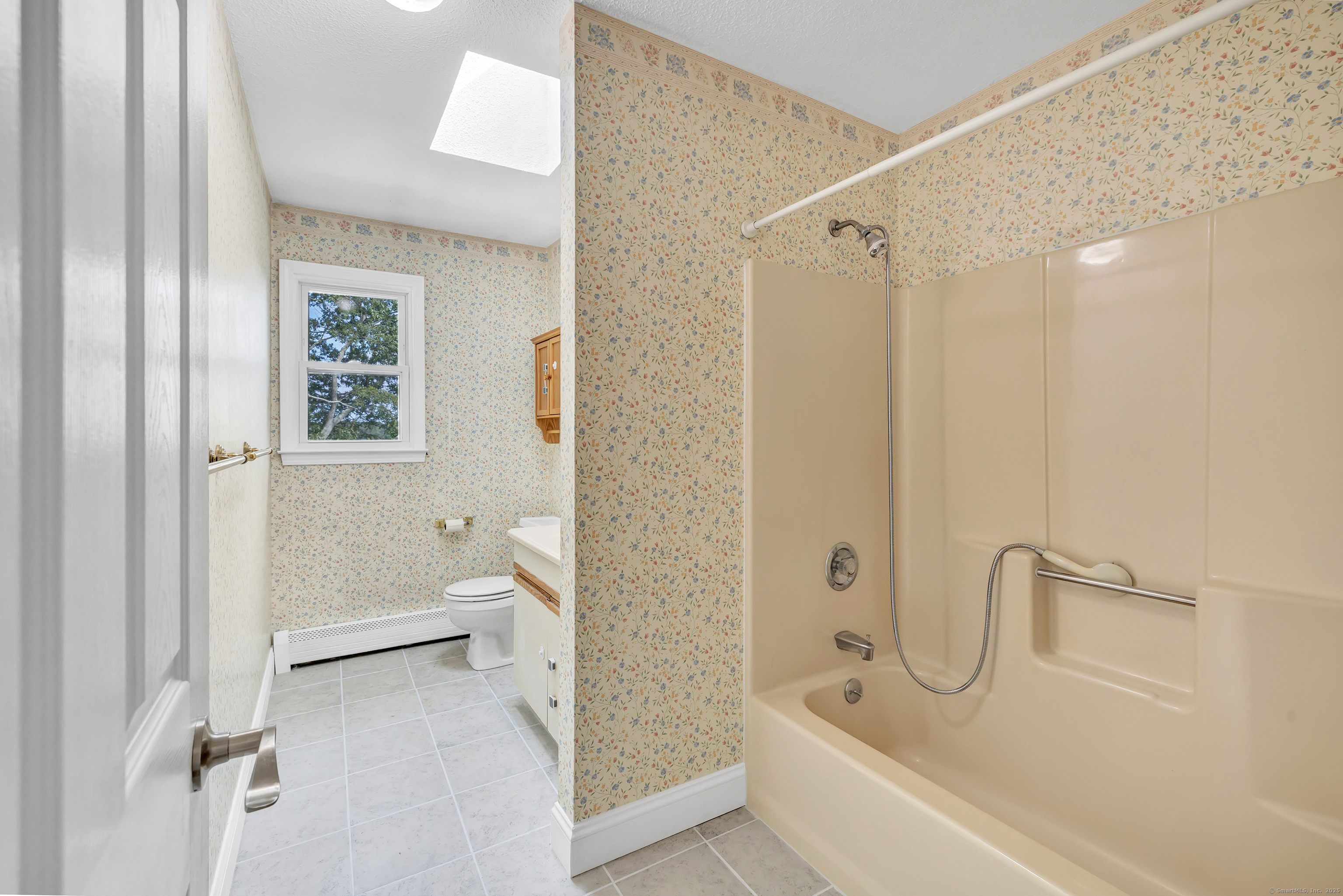 Shelton, Connecticut 06484, United States, 3 Bedrooms Bedrooms, ,2 BathroomsBathrooms,Residential,Pending,211479