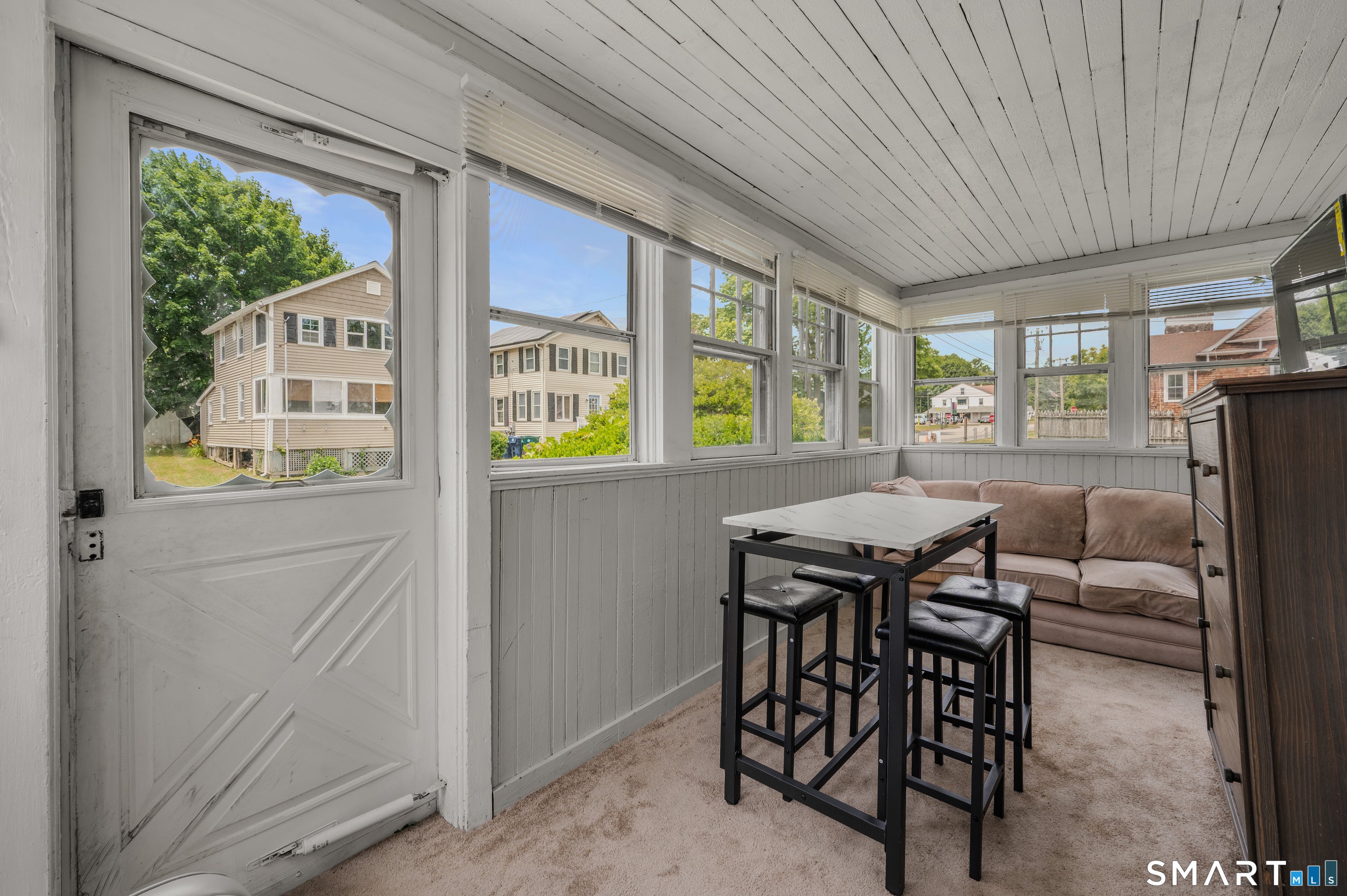 10 Swan Avenue