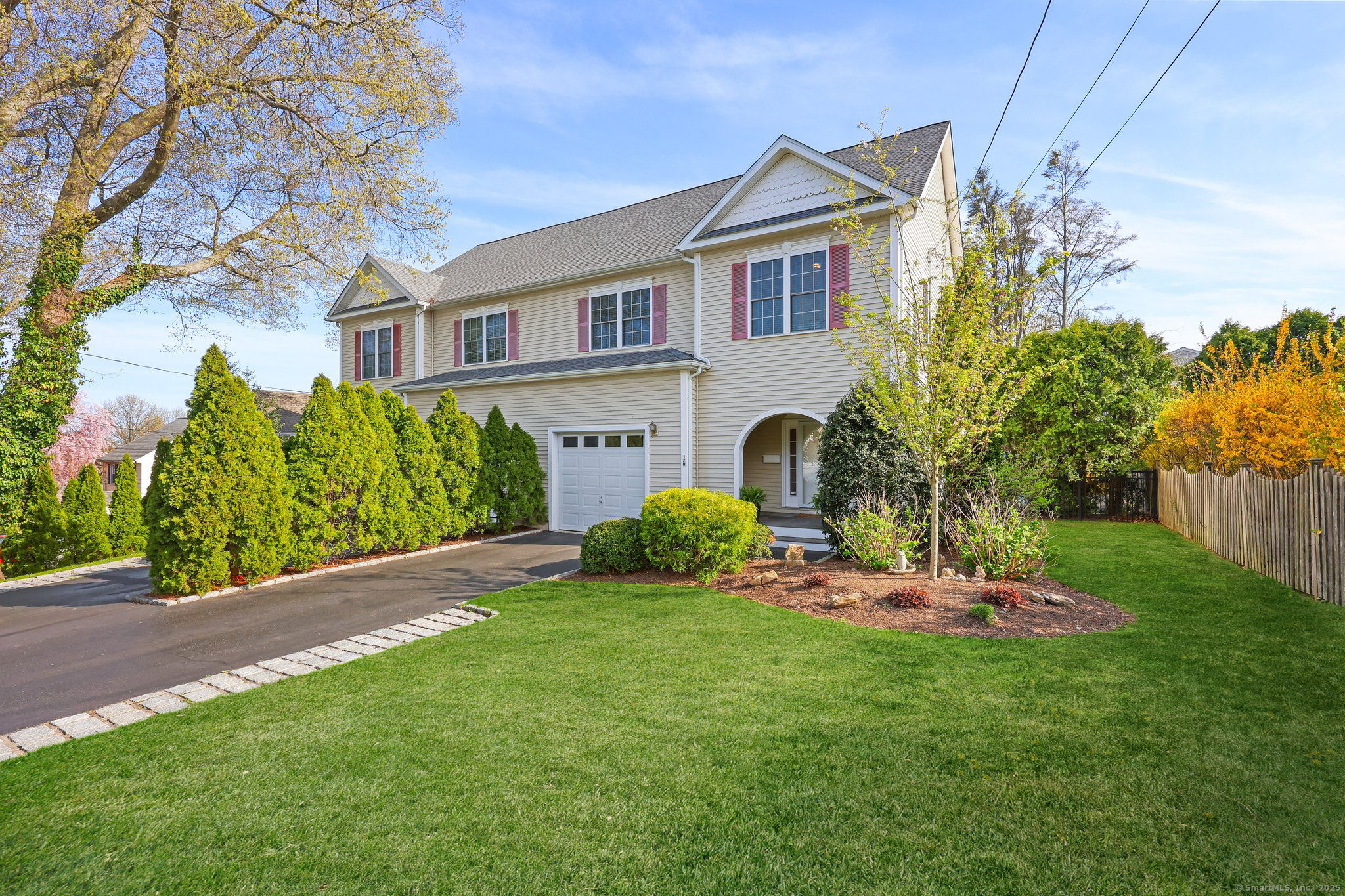 Sterling Street 179, Fairfield, Connecticut - 3 Bedrooms  
3 Bathrooms  
7 Rooms - 