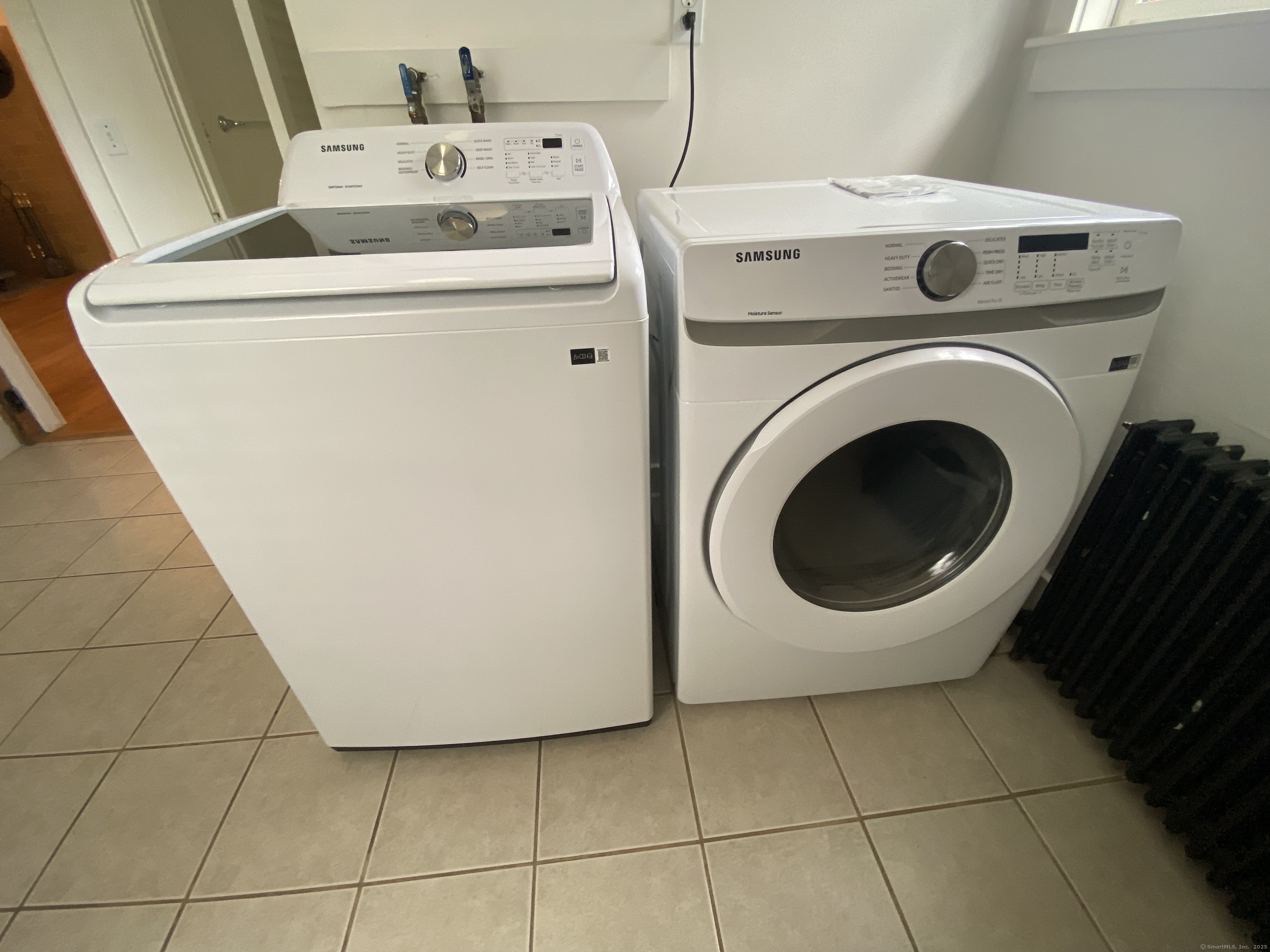 Middlefield, Connecticut 06481, United States, 2 Bedrooms Bedrooms, ,2 BathroomsBathrooms,Residential,Active,220110