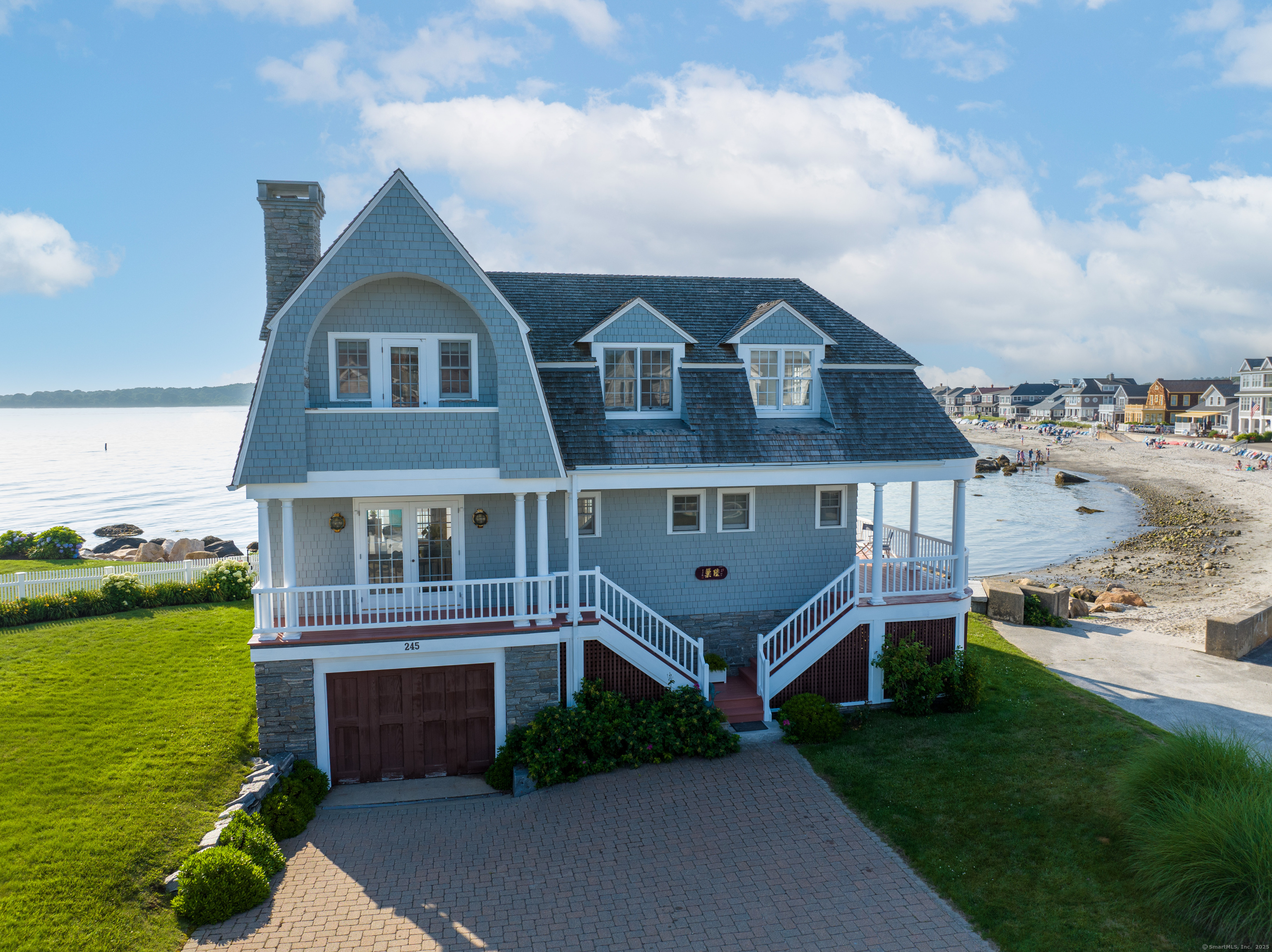 W Shore Avenue, Groton, Connecticut - 3 Bedrooms  
3 Bathrooms  
5 Rooms - 