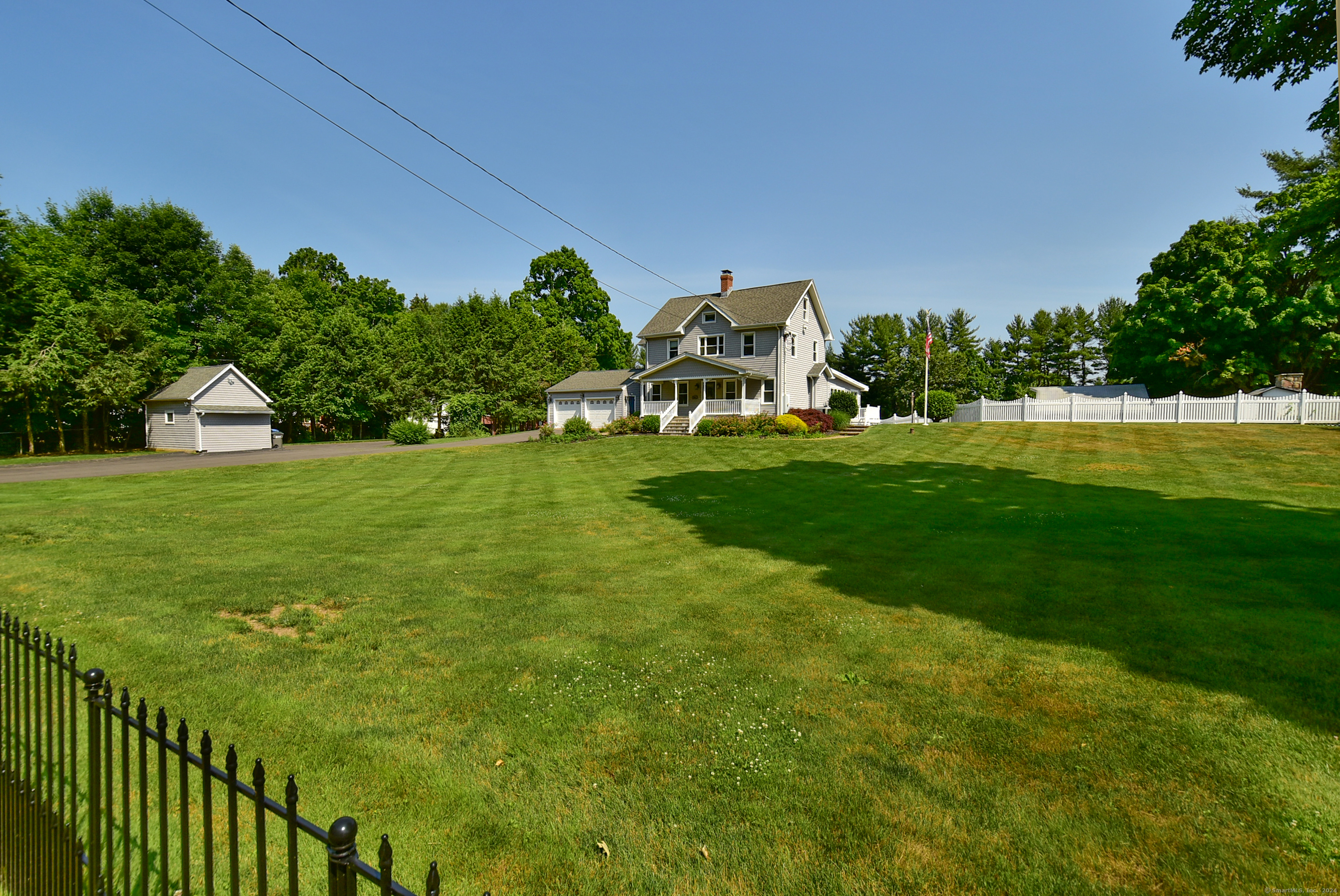 Property for Sale at 1085 Middle Turnpike East Street, Manchester, Connecticut - Bedrooms: 5 
Bathrooms: 2 
Rooms: 9  - $589,900