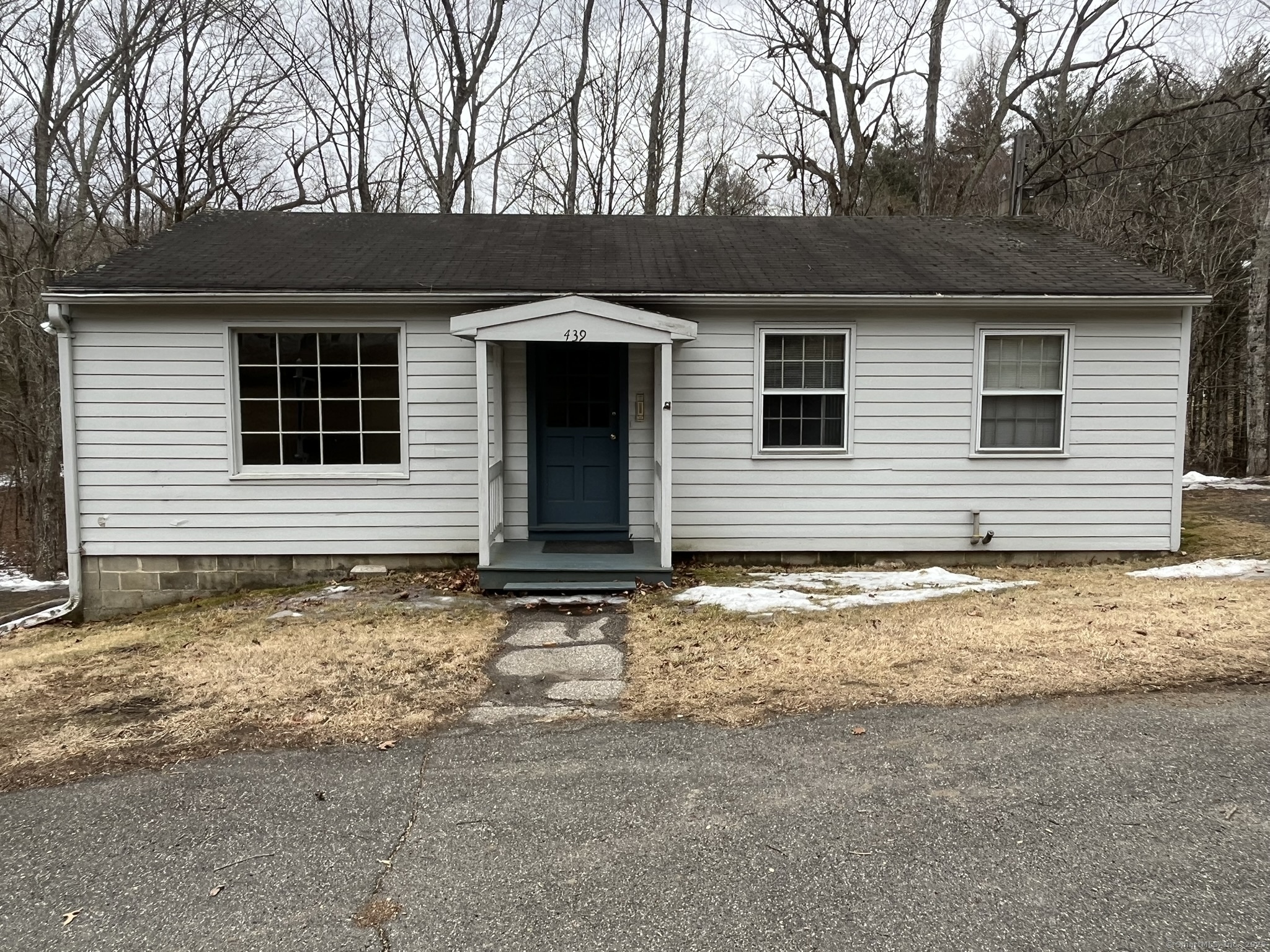 Washington Road, Woodbury, Connecticut - 2 Bedrooms  
2 Bathrooms  
7 Rooms - 