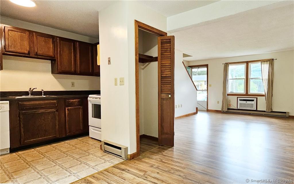 Woodstock, Connecticut 06281, United States, 2 Bedrooms Bedrooms, ,1 BathroomBathrooms,Residential,Pending,2461