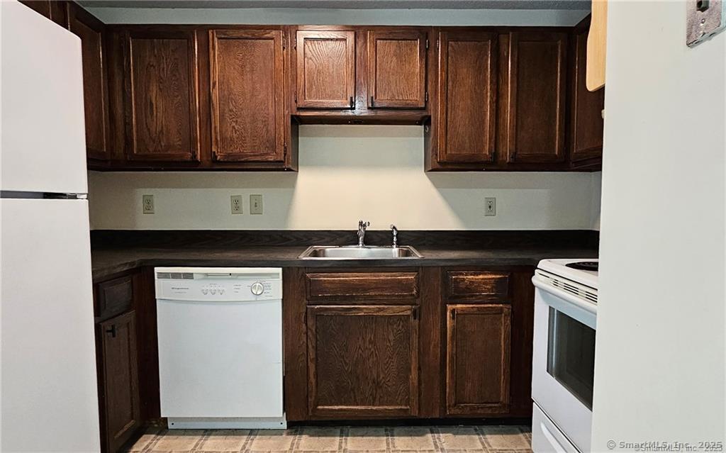 Woodstock, Connecticut 06281, United States, 2 Bedrooms Bedrooms, ,1 BathroomBathrooms,Residential,Pending,2461