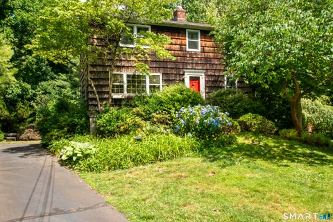 Photo of 8 Oakledge Circle, Norwalk, CT 06854 (MLS # 24185957)