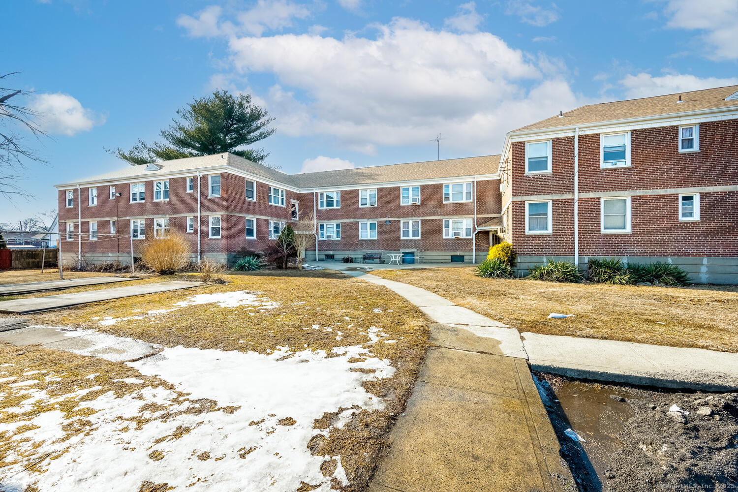 Canaan Court Bldg 84 13, Stratford, Connecticut - 2 Bedrooms  
1 Bathrooms  
4 Rooms - 