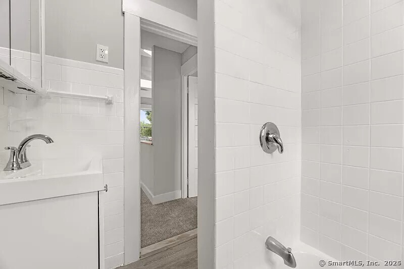 New Haven, Connecticut 06512, United States, 2 Bedrooms Bedrooms, ,1 BathroomBathrooms,Residential,Active,229705