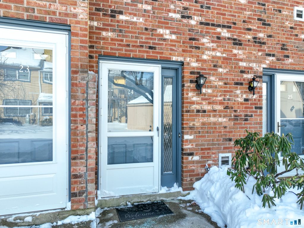 Photo of 1400 Hartford Turnpike #APT 24, North Haven, CT 06473 (MLS # 24147106)