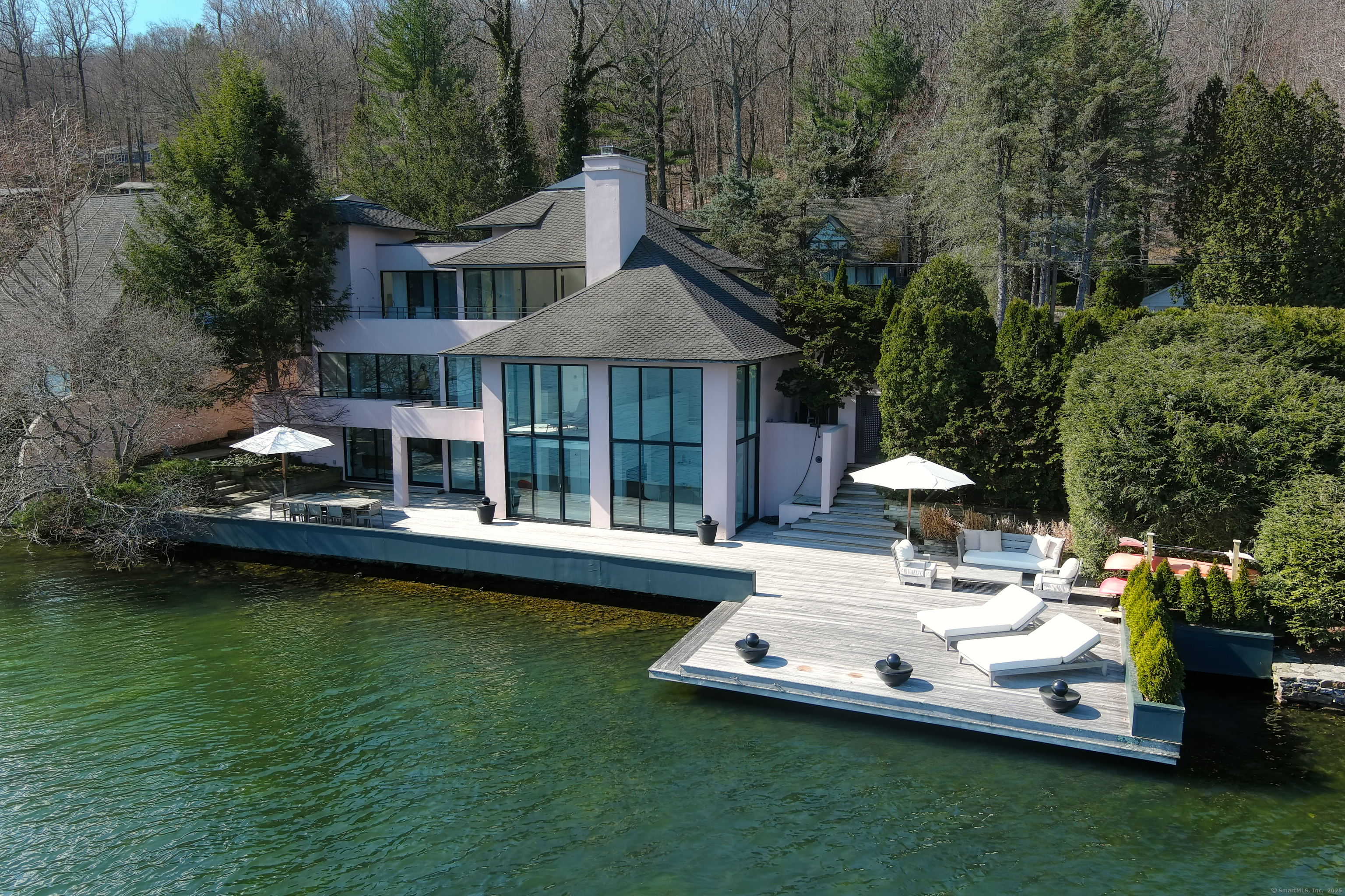 Mamanasco Road, Ridgefield, Connecticut - 2 Bedrooms  
4 Bathrooms  
10 Rooms - 