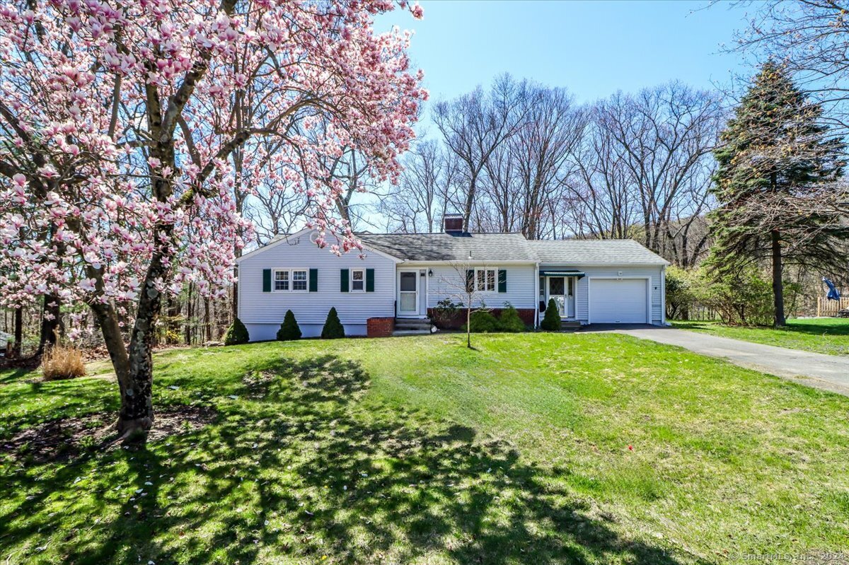 Property for Sale at 7 Mohawk Circle, Danbury, Connecticut - Bedrooms: 3 
Bathrooms: 1 
Rooms: 6  - $449,000