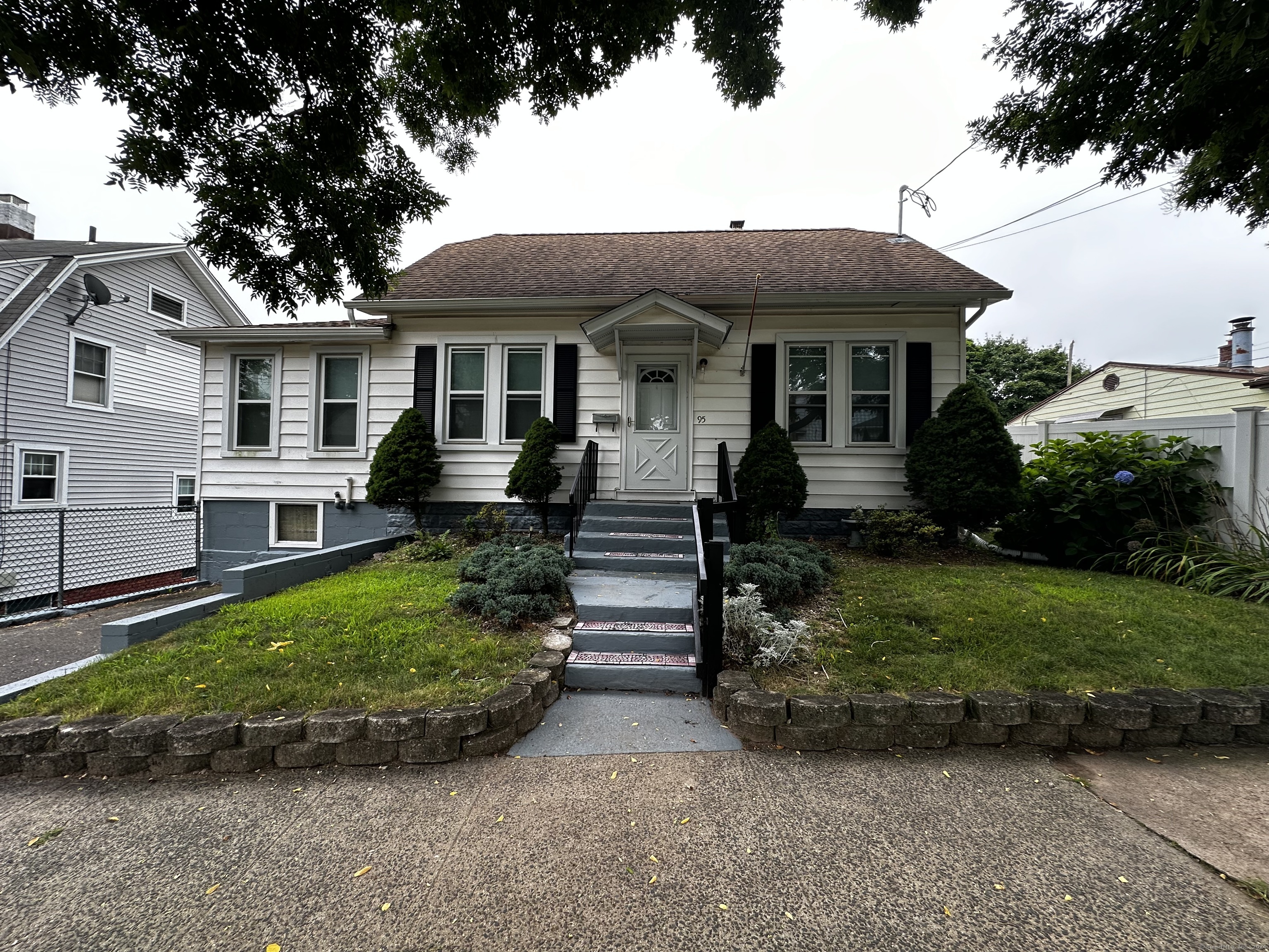 Rental Property at 95 Girard Avenue, New Haven, Connecticut - Bedrooms: 3 
Bathrooms: 1 
Rooms: 6  - $3,150 MO.