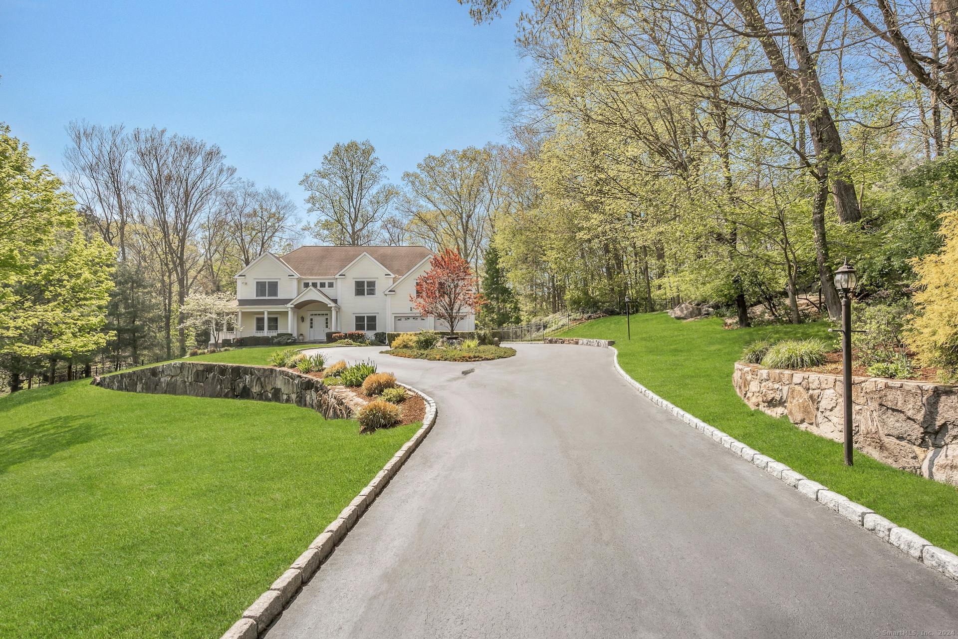 Property for Sale at 32 Hunting Ridge Road, Stamford, Connecticut - Bedrooms: 4 
Bathrooms: 5 
Rooms: 12  - $1,725,000