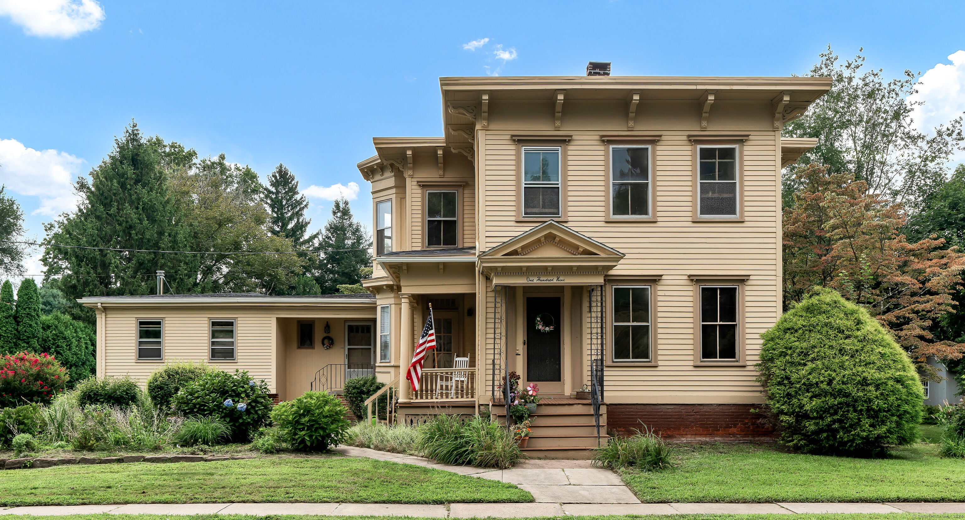 109 Hartford Avenue, Wethersfield, Connecticut - 6 Bedrooms  
3 Bathrooms  
11 Rooms - 