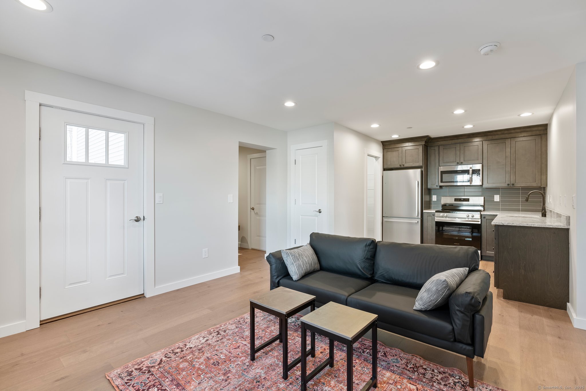 Butternut Street B, Middletown, Connecticut - 1 Bedrooms  
1 Bathrooms  
3 Rooms - 