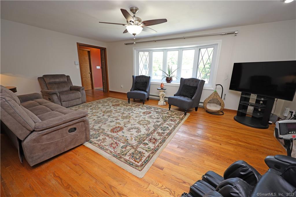 Photo 6 of 17 of 122 Scenic Drive house