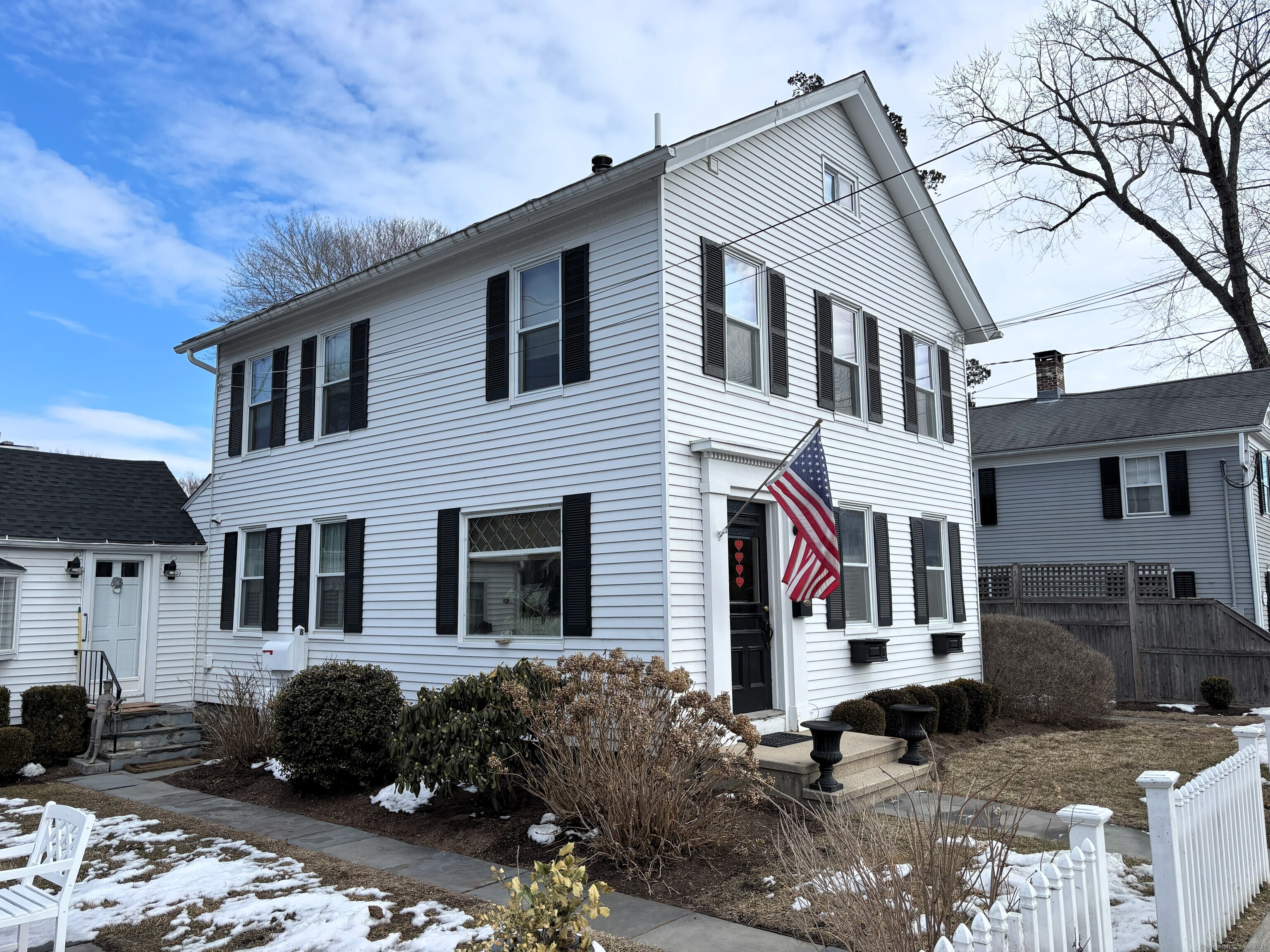 Pratt Street Apt 7, Essex, Connecticut - 2 Bedrooms  
3 Bathrooms  
6 Rooms - 