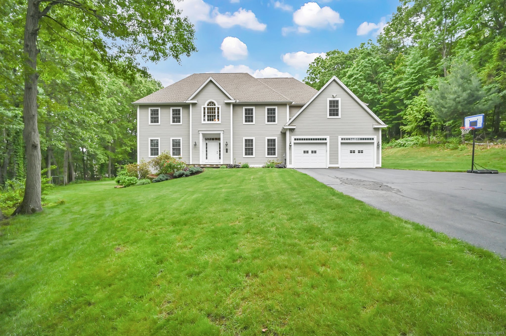 Jonathan Drive, Ellington, Connecticut - 4 Bedrooms  
4 Bathrooms  
8 Rooms - 