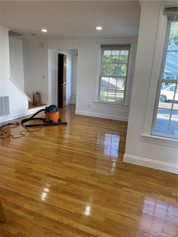 Garden Drive, Fairfield, Connecticut - 2 Bedrooms  
2 Bathrooms  
6 Rooms - 