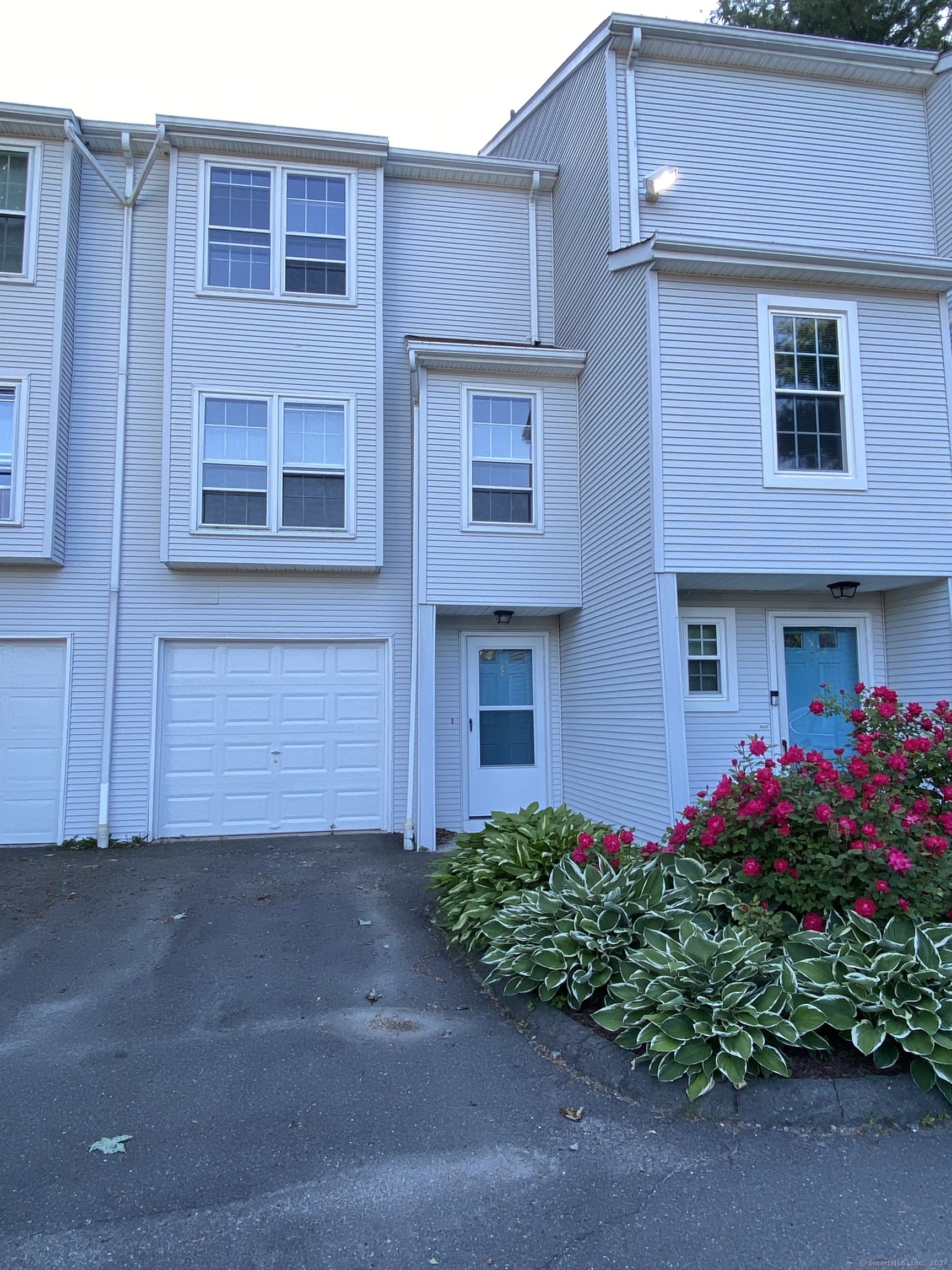 Rental Property at 24 Deerwood Lane 6, Waterbury, Connecticut - Bedrooms: 2 
Bathrooms: 2 
Rooms: 4  - $1,550 MO.