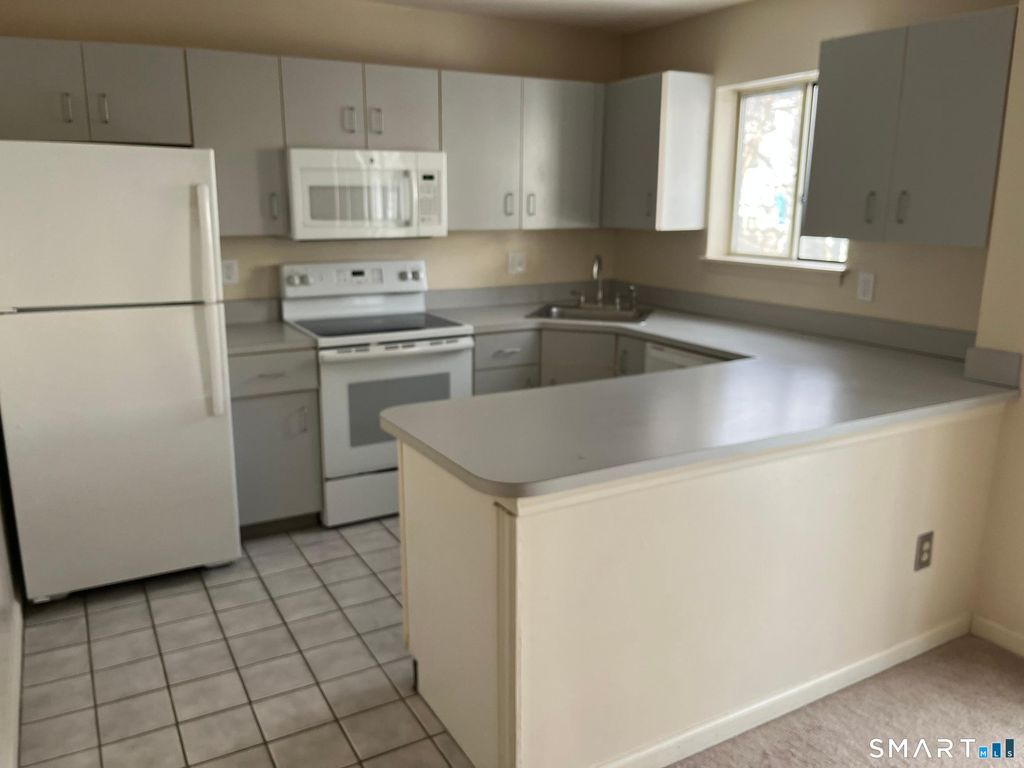 Photo of 925 Oronoke Road #17F, Waterbury, CT 06708 (MLS # 24147388)