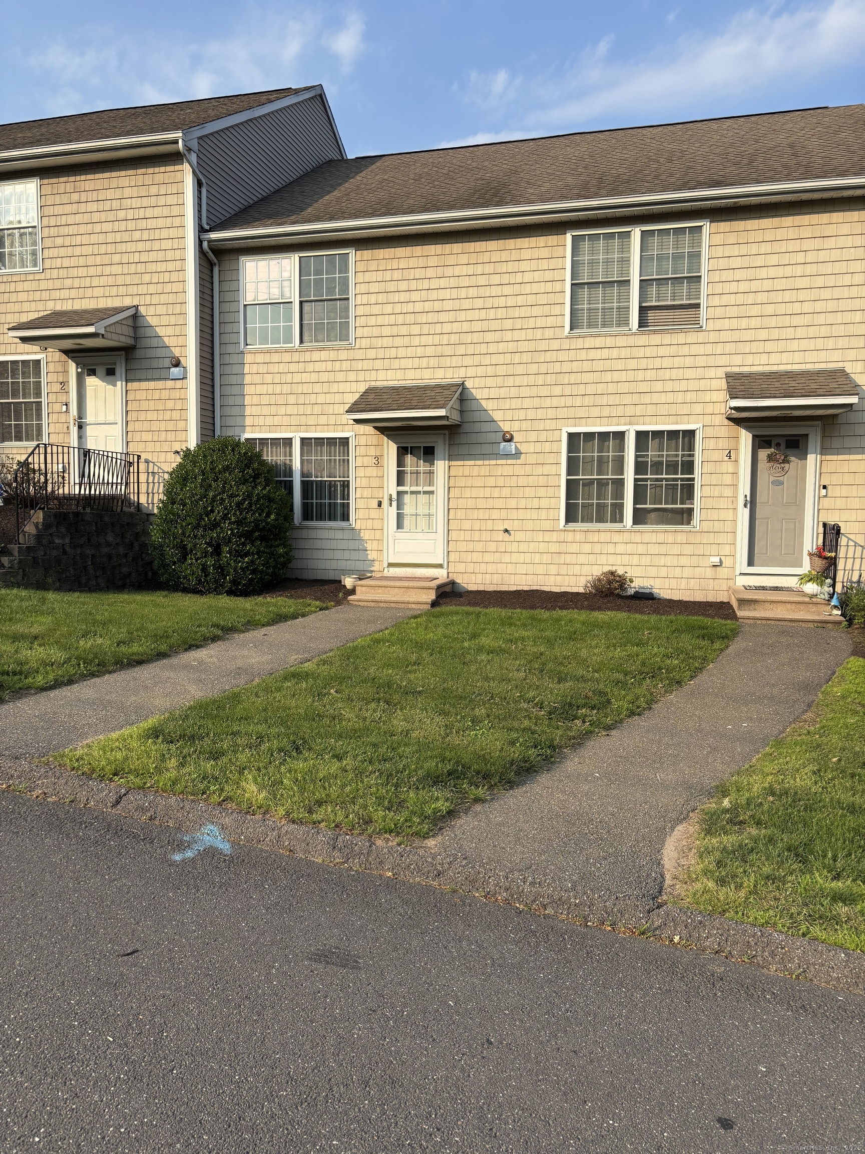 Mohican Avenue Apt 3, Waterbury, Connecticut - 2 Bedrooms  
2 Bathrooms  
4 Rooms - 